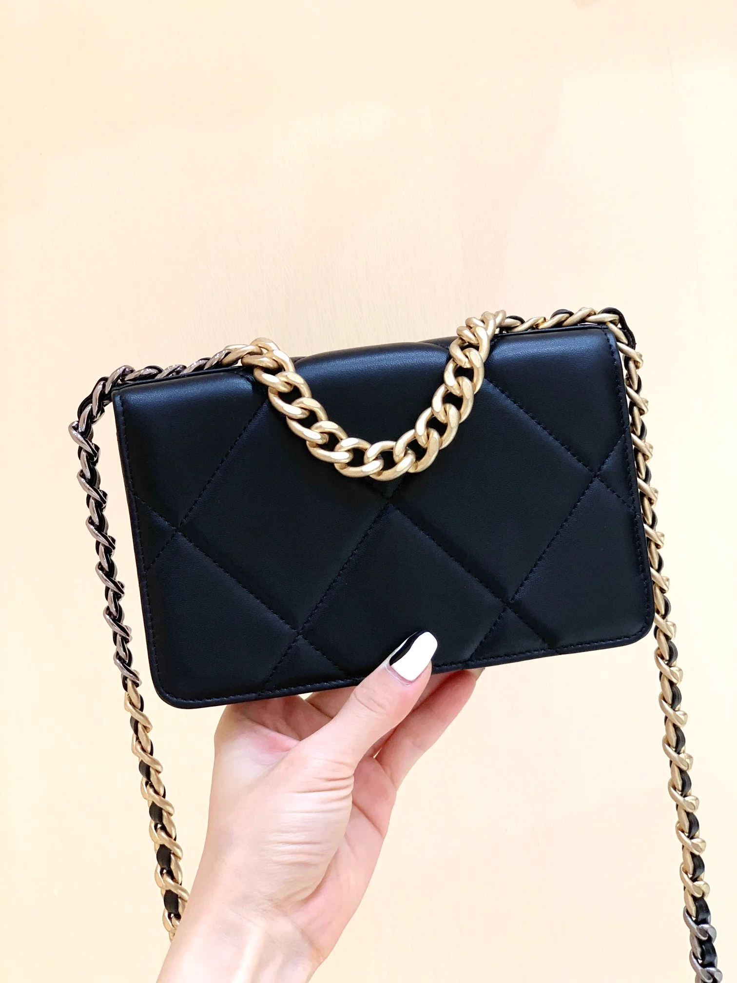 Сумка-клатч/кроссбоди Chanel Classic Logo Quilted WOC 2019 года, черная.