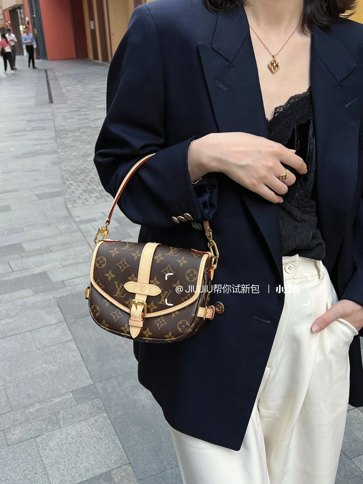 m46740-LV-saumur-bb-handbag/crossbody bag