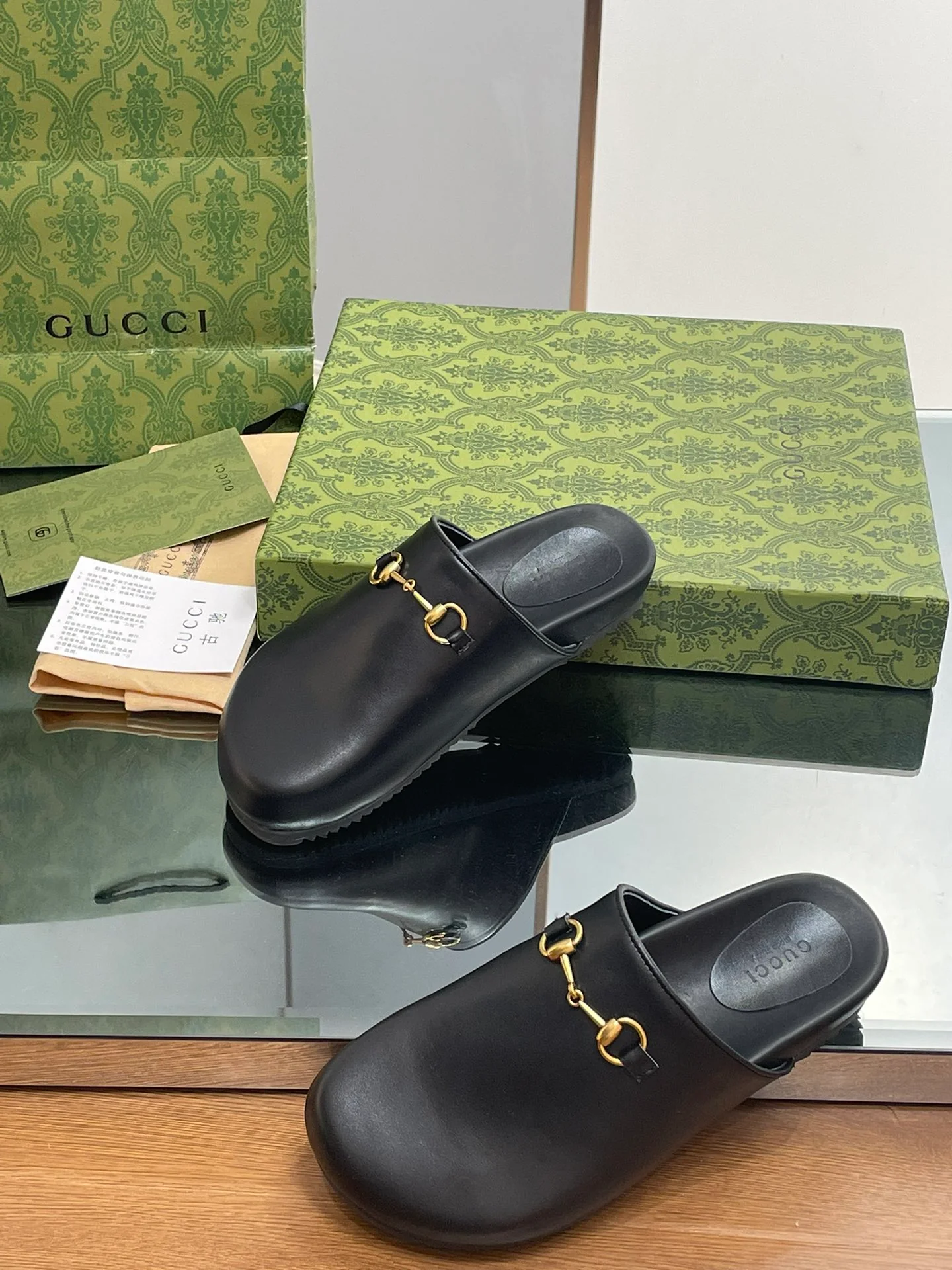 Новинка сезона ?Ранняя осень? от Gucci: мюли, закрытые тапочки, унисекс, черные.