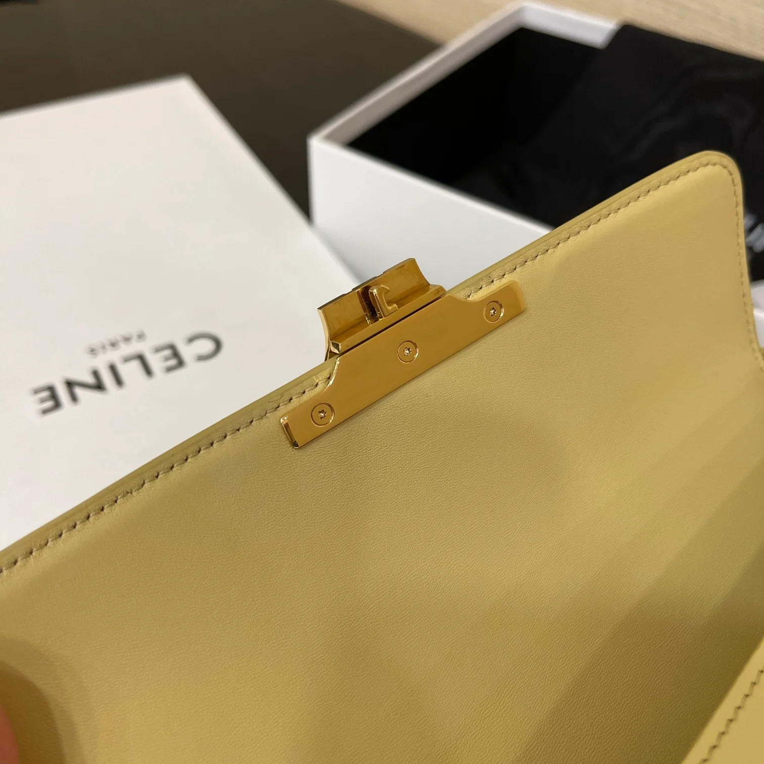 Кожаная сумка через плечо Celine Triomphe - желтая