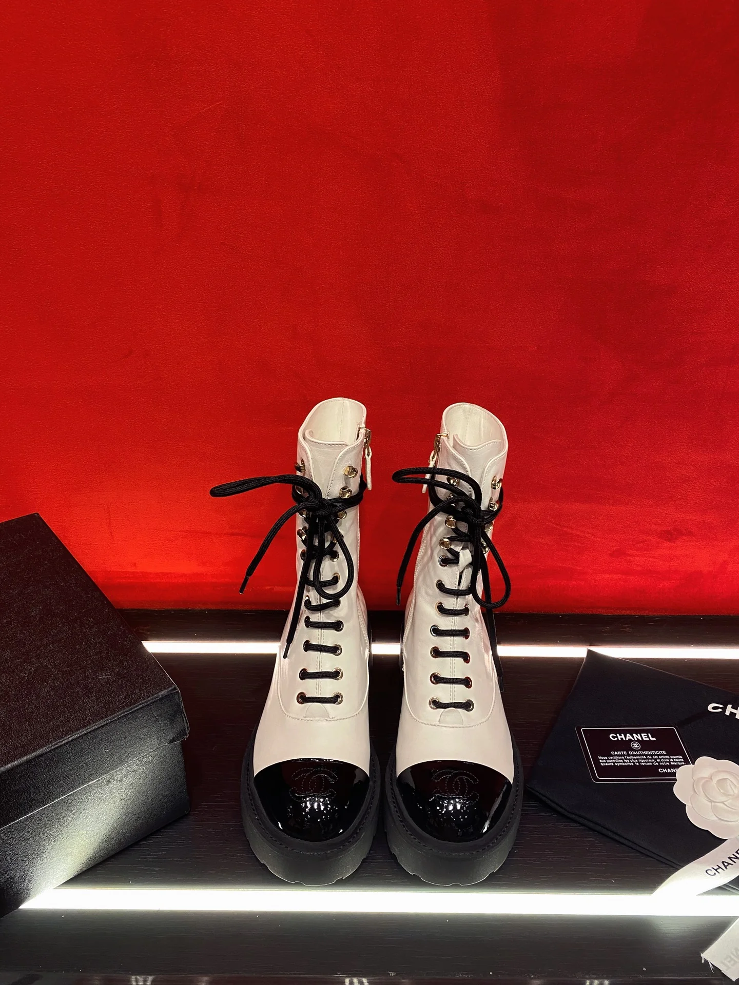 Новинка сезона осень/зима 2022 от Chanel — Ботинки Dr. Martens на платформе — Белый — 5 см