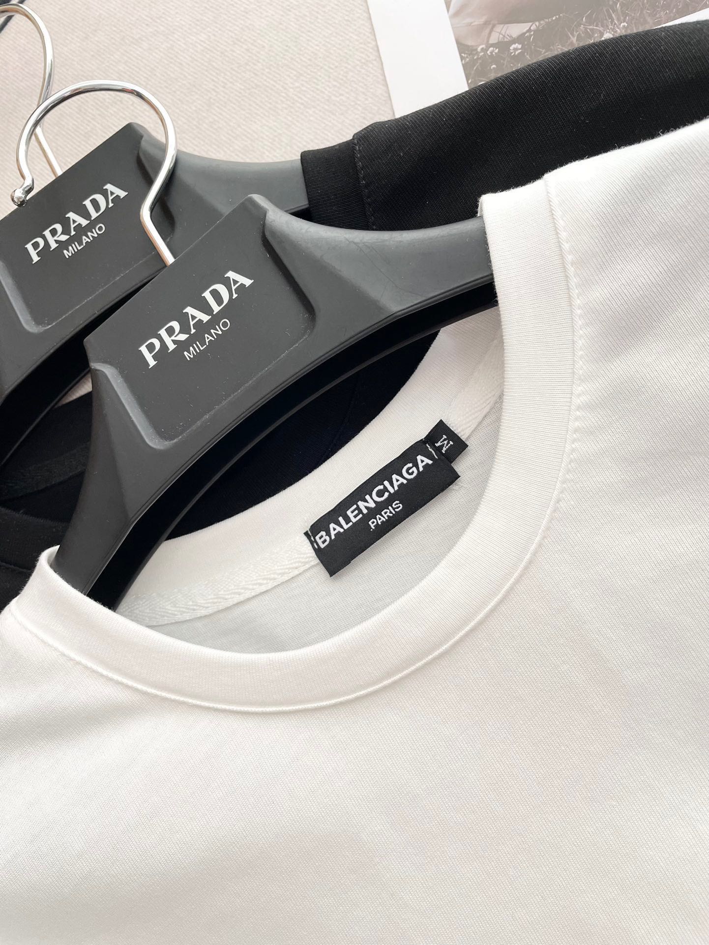 Футболка Balenciaga 2403 из хлопка с коротким рукавом, украшенная стразами и потертой надписью, свободного кроя, белая.