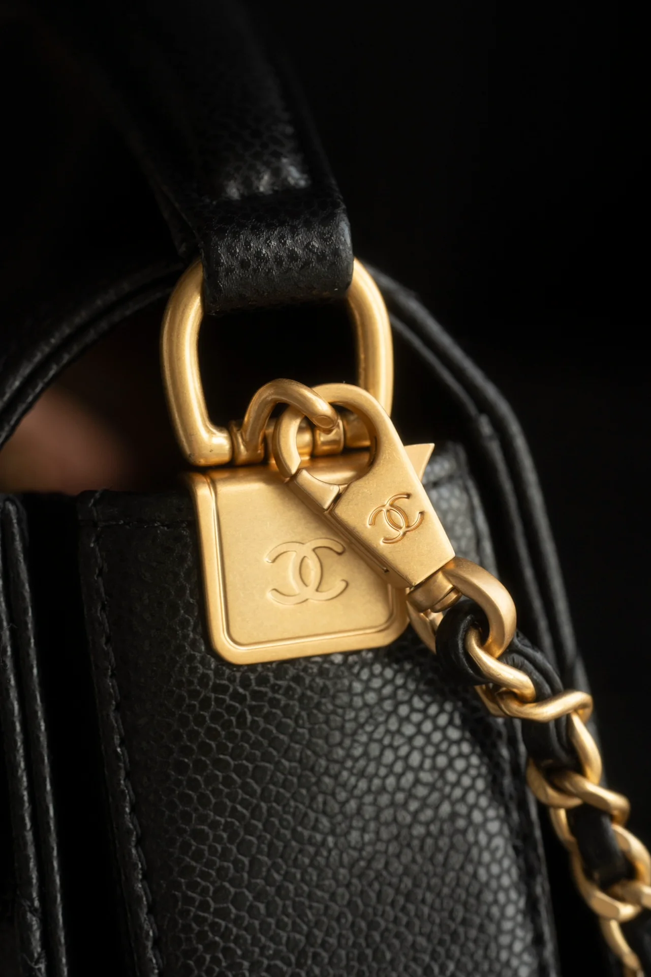 Мини-сумочка Chanel с клапаном и ручкой - черная