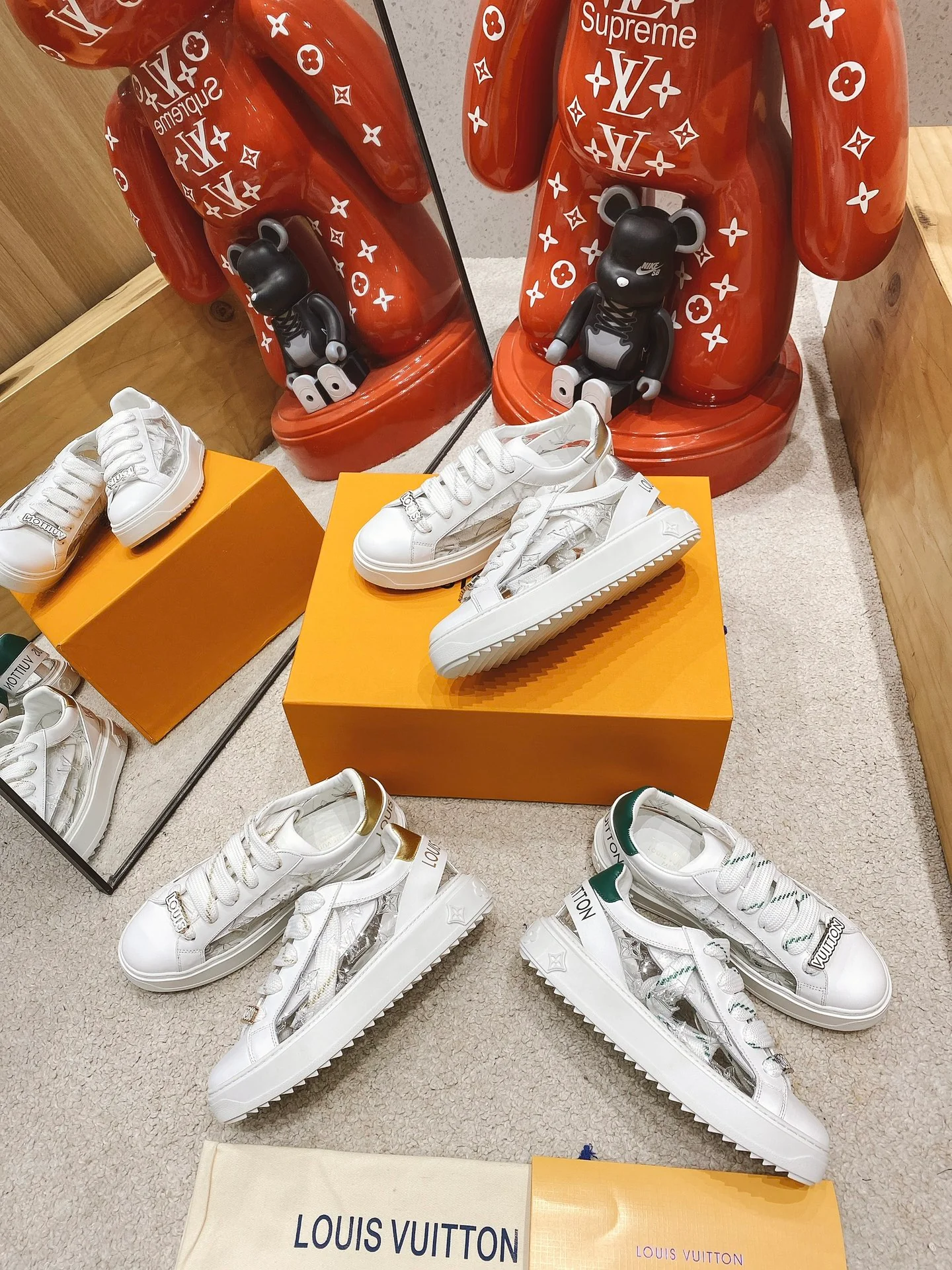 Белые кроссовки LV, коллекция повседневной обуви. Изображение.