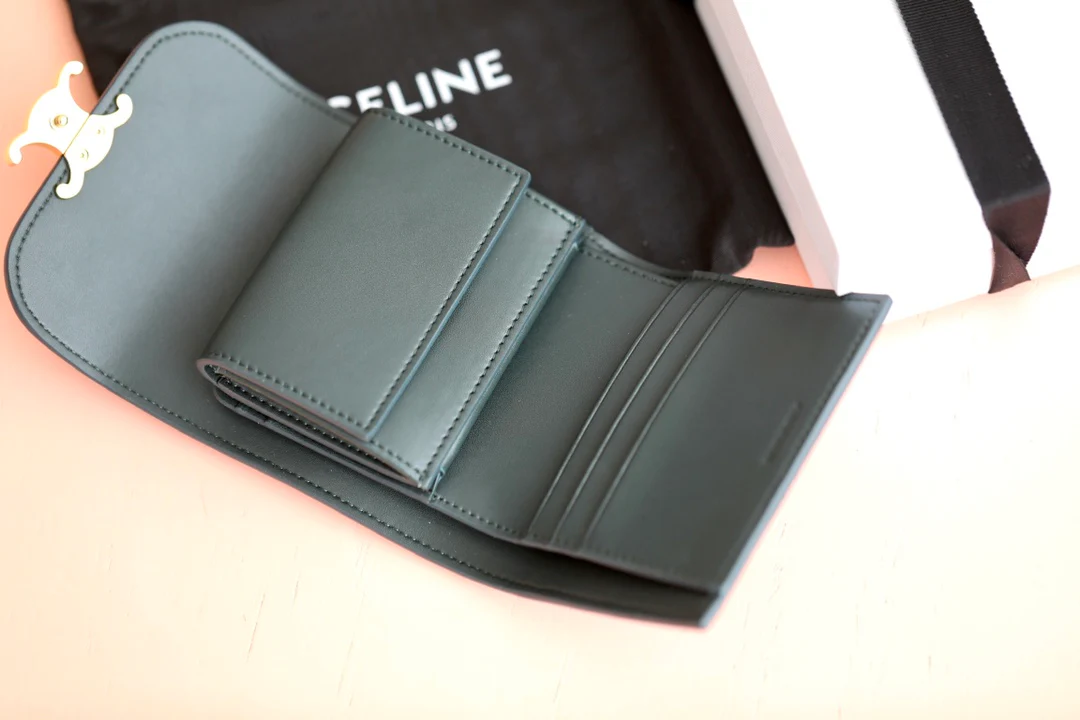 Маленький глянцевый кошелек Triomphe с клапаном из овечьей кожи - темно-зеленый