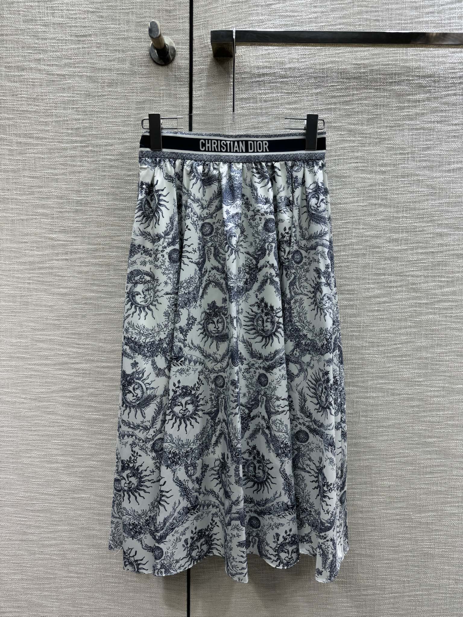 Юбка-миди Dior 2403 с высокой талией и узором ?Бог Солнца? — синяя.