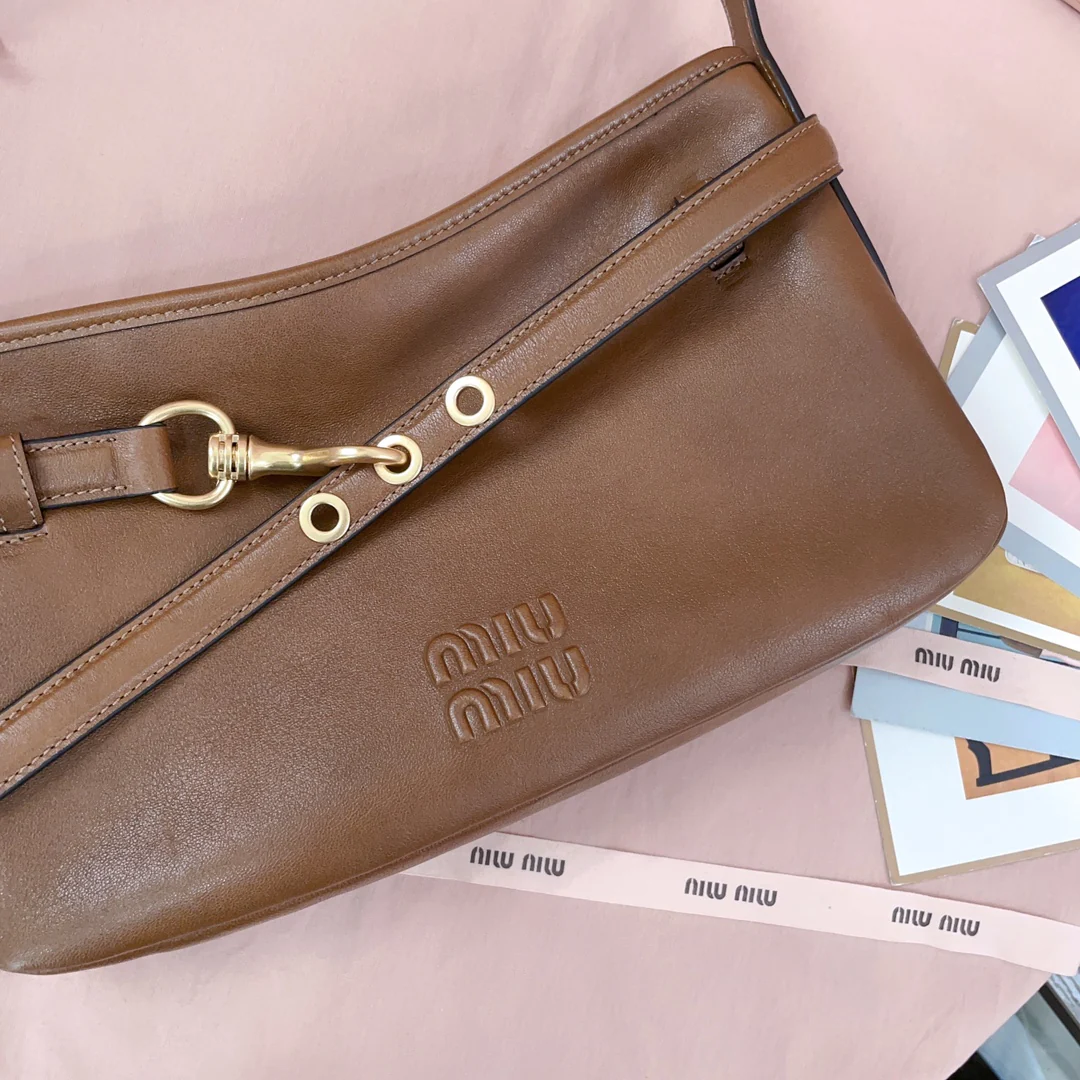 Кожаная сумка Miu Miu Aventure Lock-on