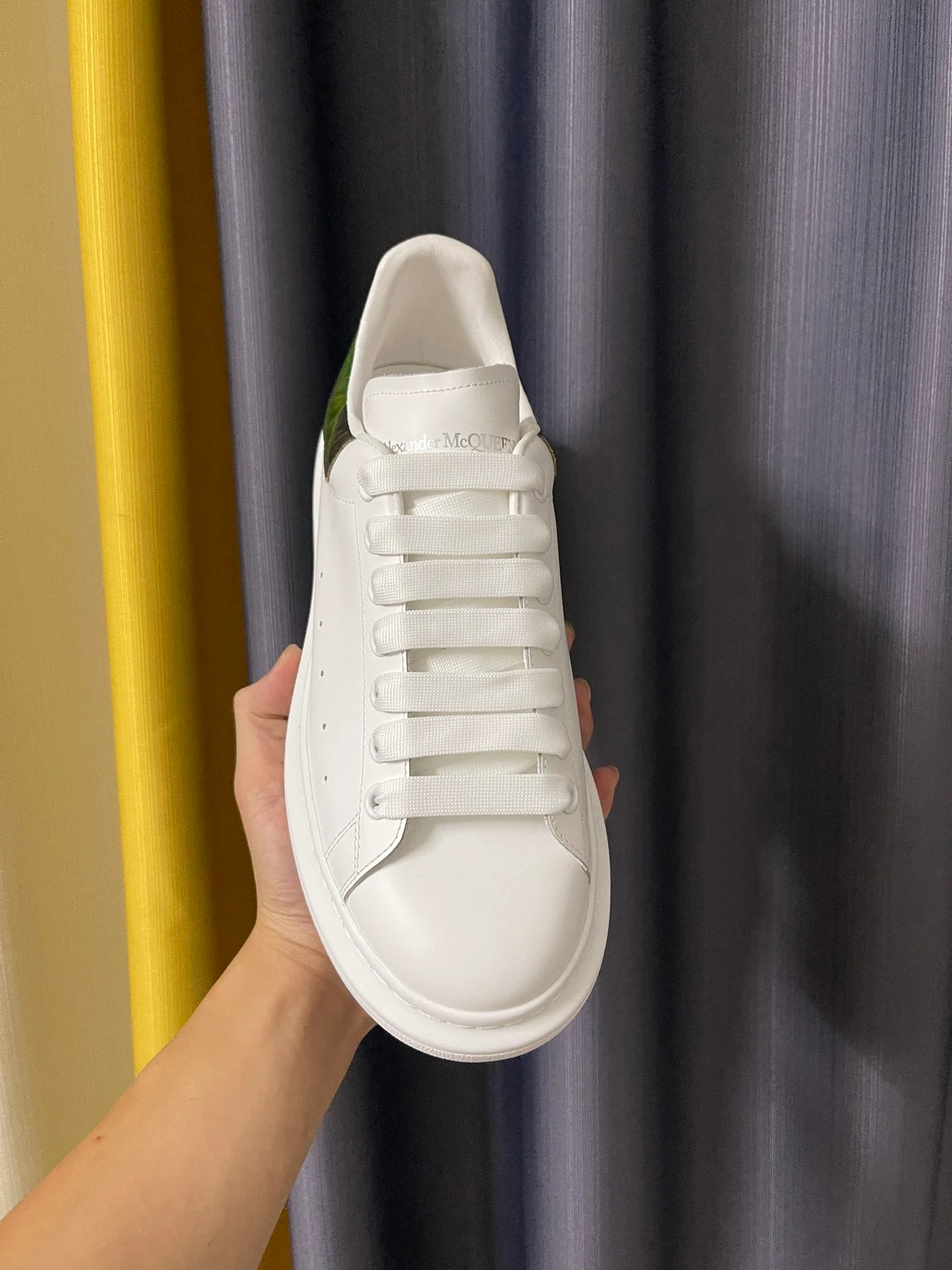 Классические белые кроссовки McQueen - унисекс - двухцветный крокодиловый узор