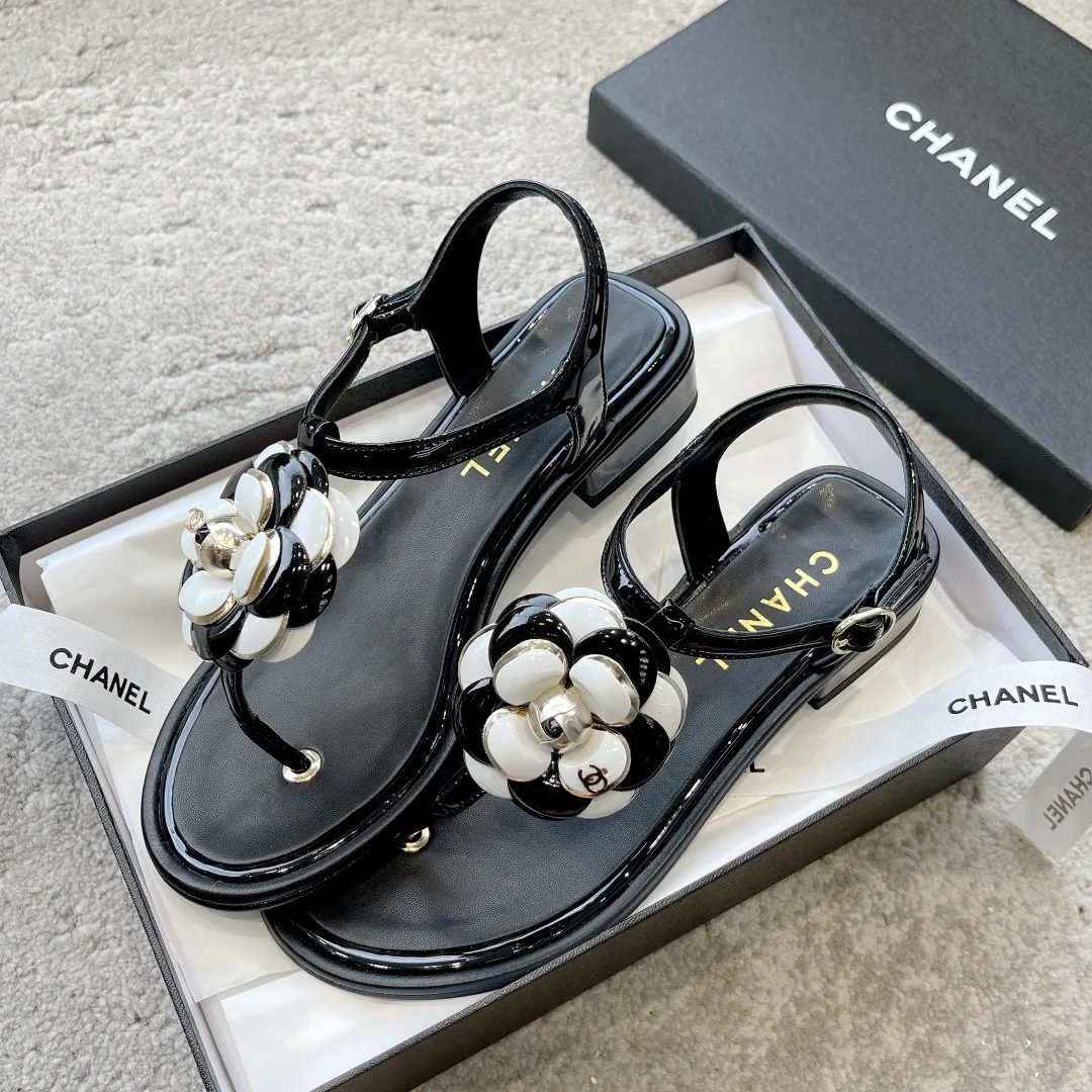 Новинка сезона весна/лето 2023 от Chanel - Коллекция сандалий Camellia - Сандалии Camellia - Черные