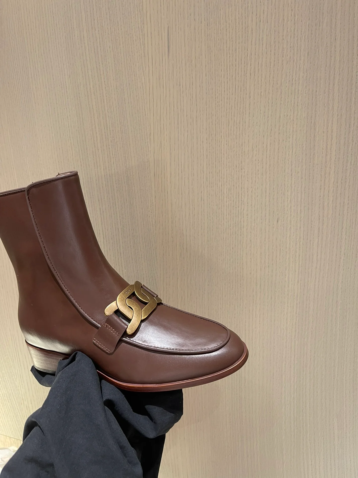 Tods - Новинка сезона осень/зима 2022 - Ботильоны на толстом каблуке крупной вязки с золотой пряжкой - 2