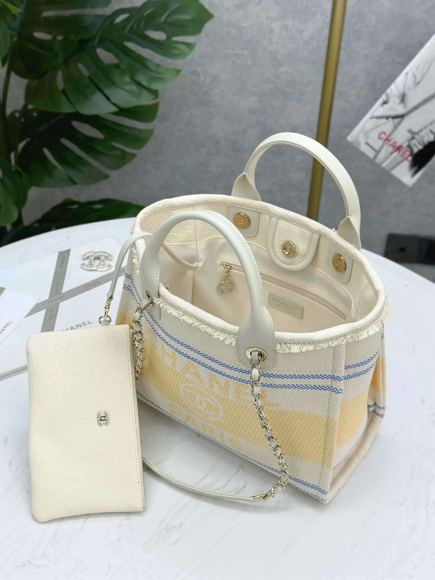 Пляжная сумка Chanel 25c, косметичка, ярко-желтая.