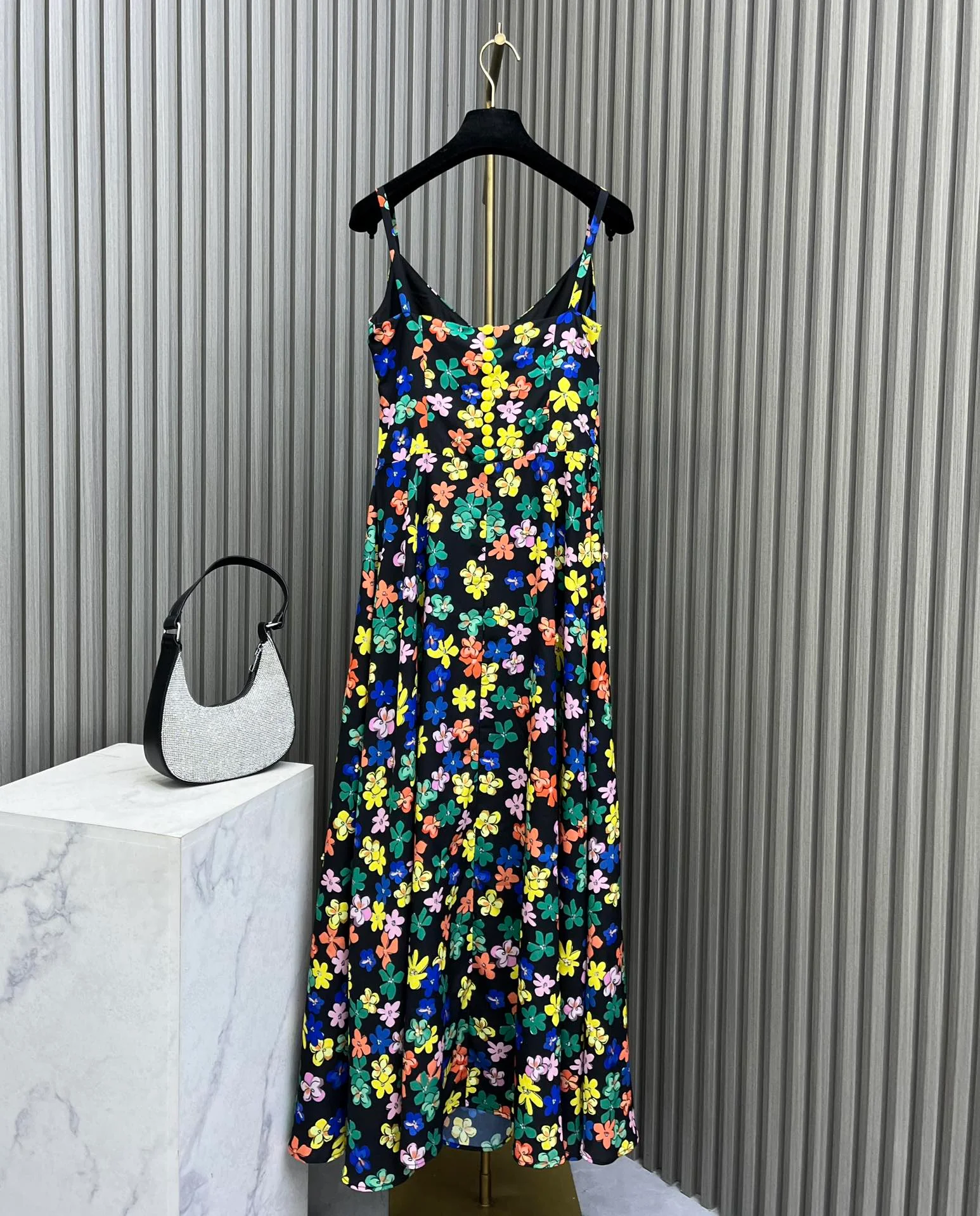 Chanel - Новинка: Платье-комбинация с цветочным принтом и стразами (24 марта 2024 г.)