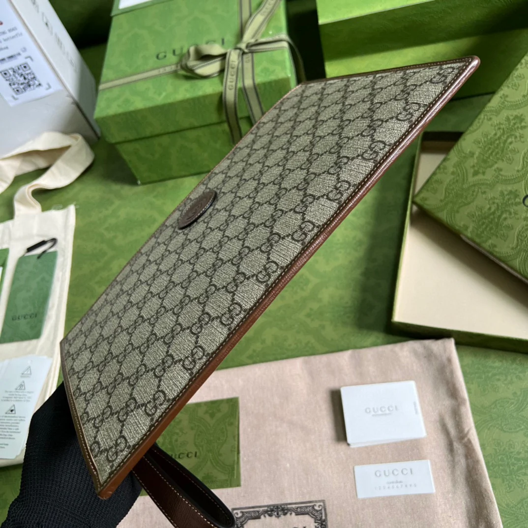 Классическая сумка-клатч Gucci с монограммой