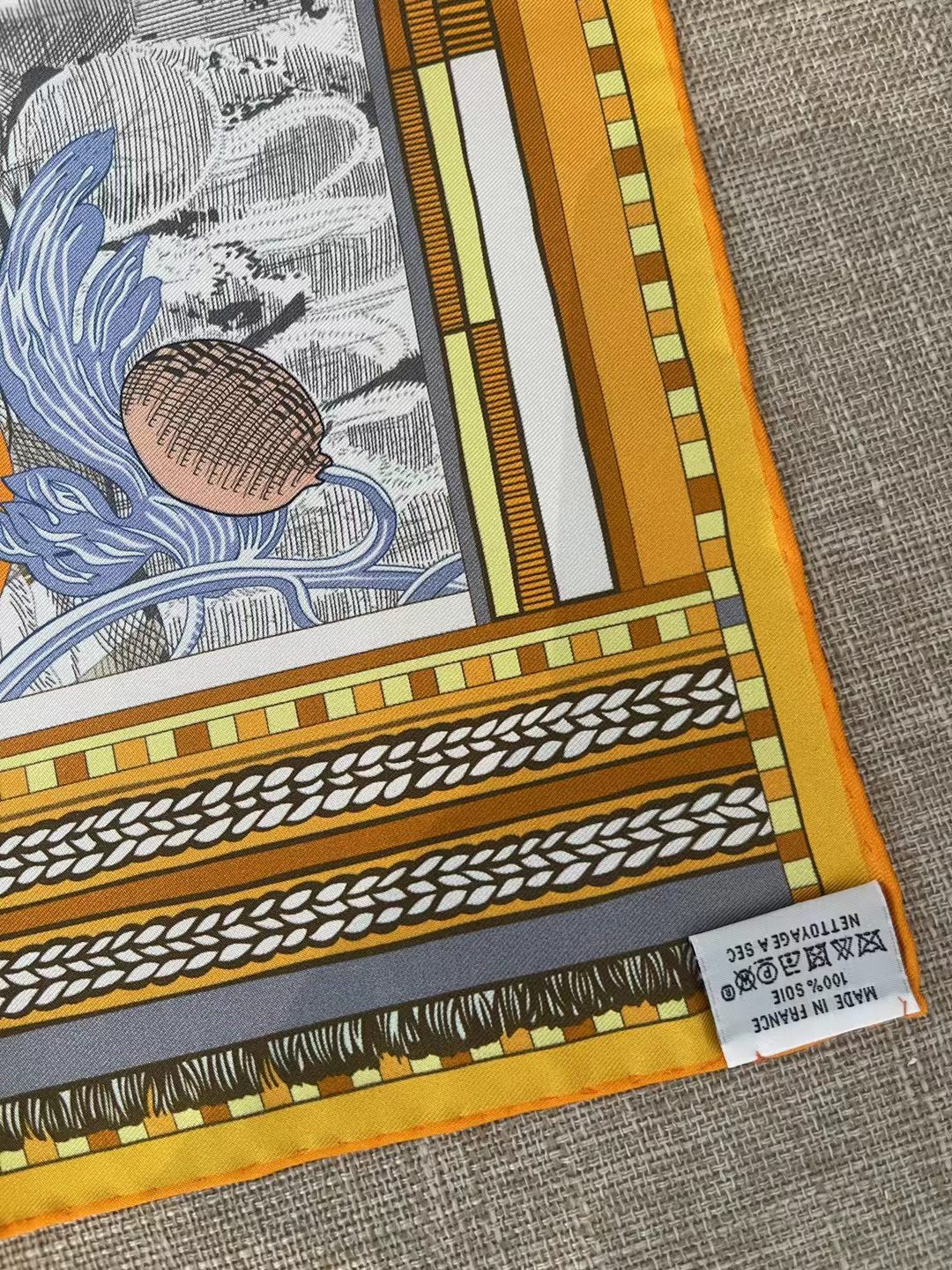 Шелковый шарф Hermes 90 - 19 момм - с поворотным движением и змеевидной текстурой.