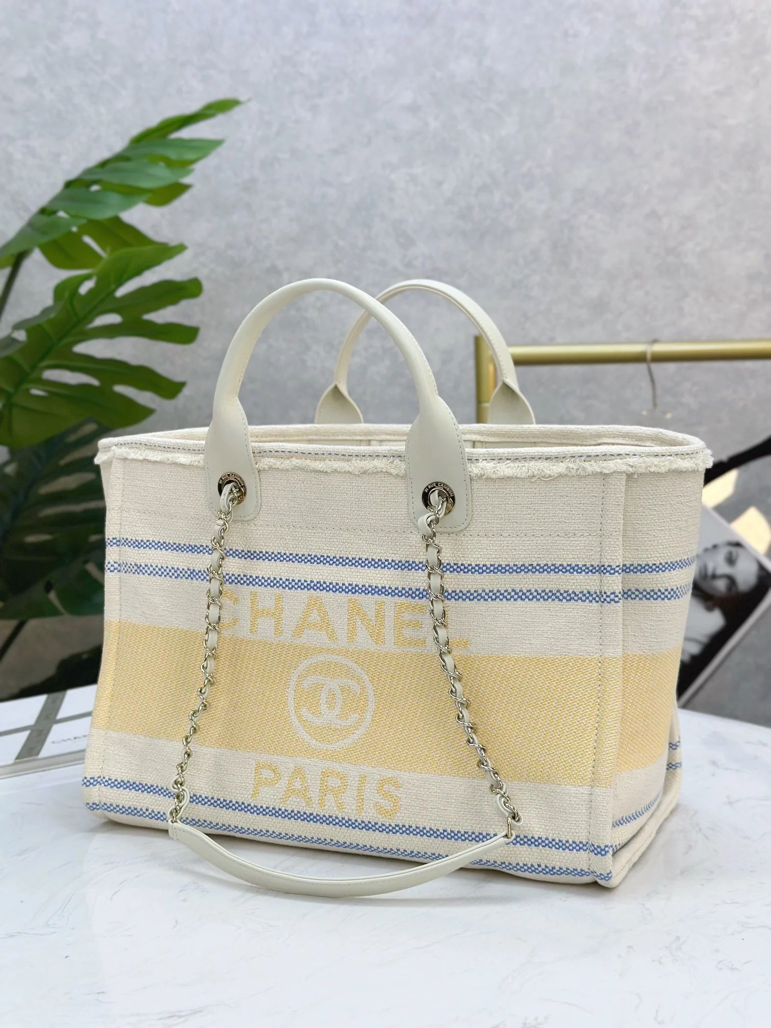 Пляжная сумка Chanel 25c, косметичка, ярко-желтая.