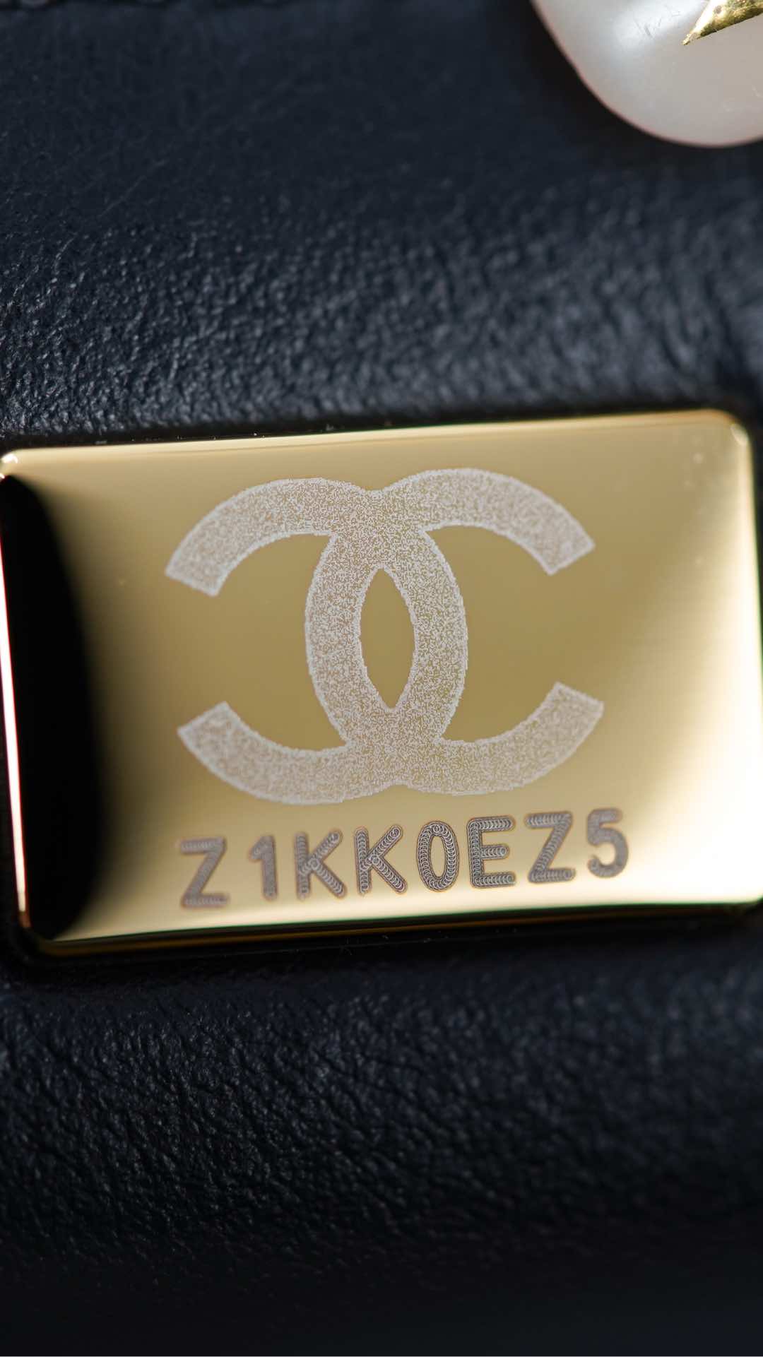 Chanel 25p - Сумка с горизонтальной ручкой и клапаном - Черно-золотая