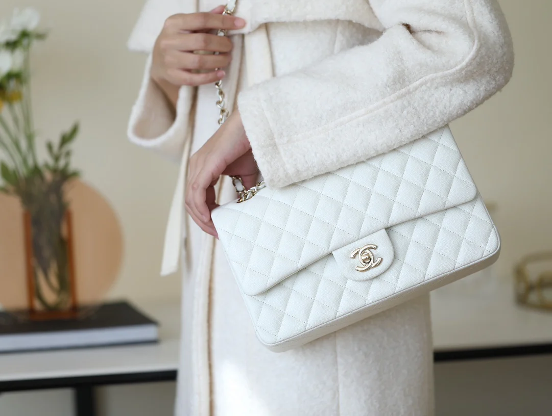 Сумка Chanel CF — белая — 26 см — фотография человека, который её носит.