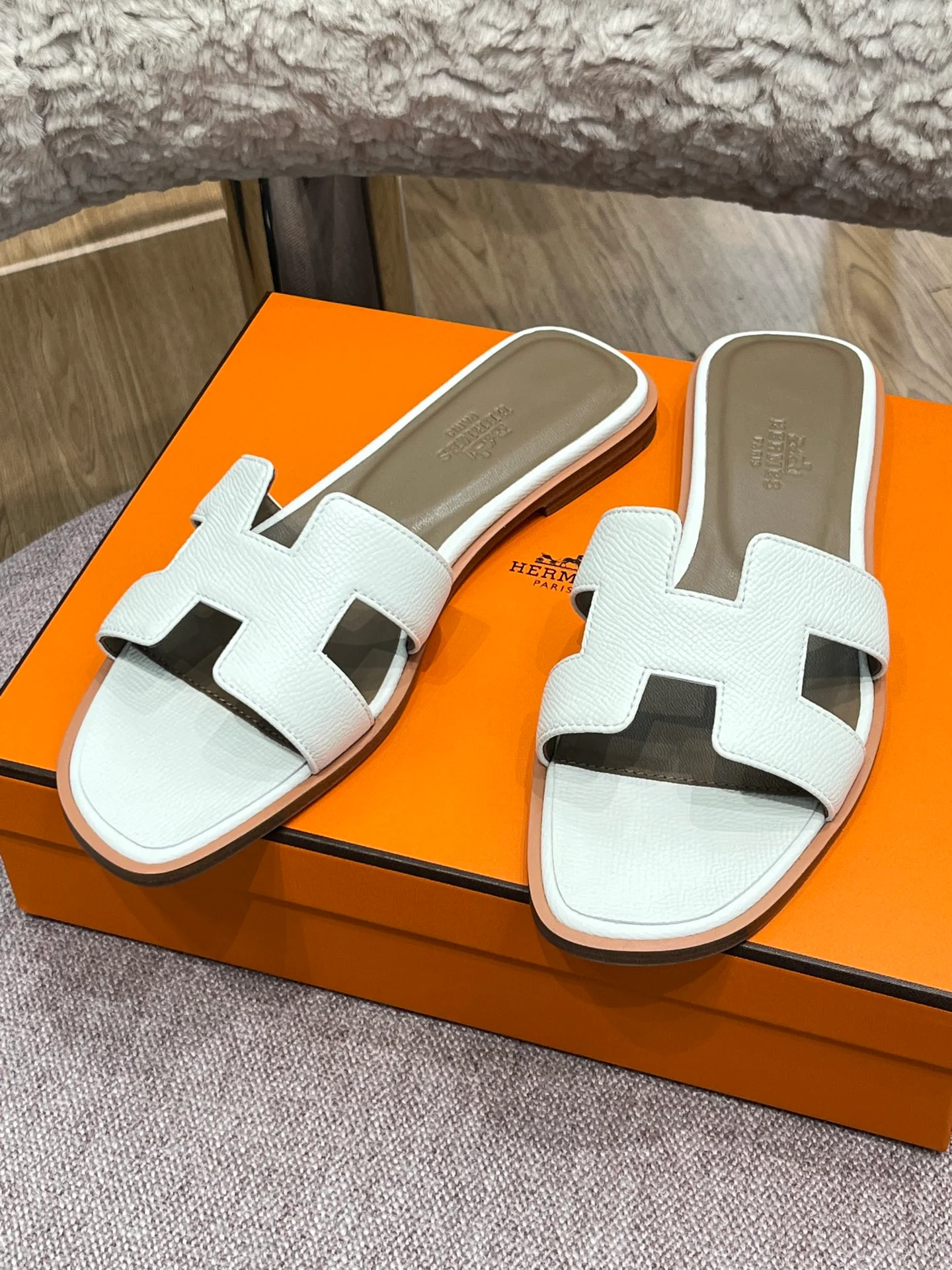 Новинка сезона весна/лето 2022 от Hermes - плоские тапочки H - 1