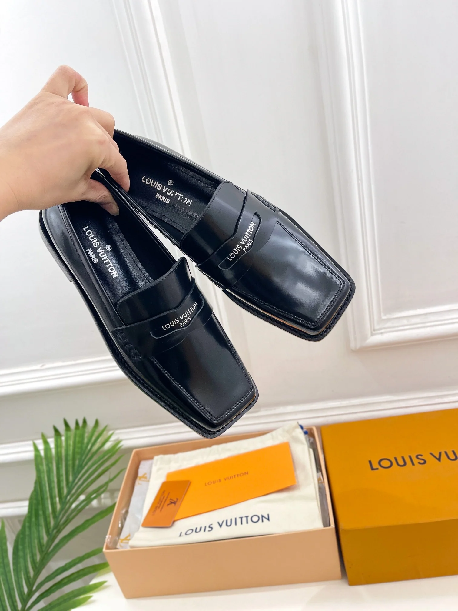 Новинка весны 2023 года от LV — кожаные туфли с квадратным носком.