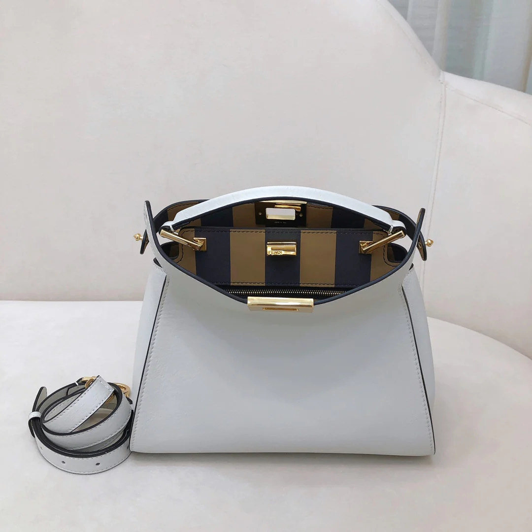 Маленькая белая кожаная сумочка Fendi Peekaboo
