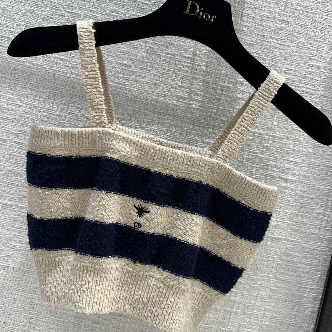 Новинка сезона весна/лето 2024 от Dior: элегантный вязаный жилет темно-синего и белого цвета.