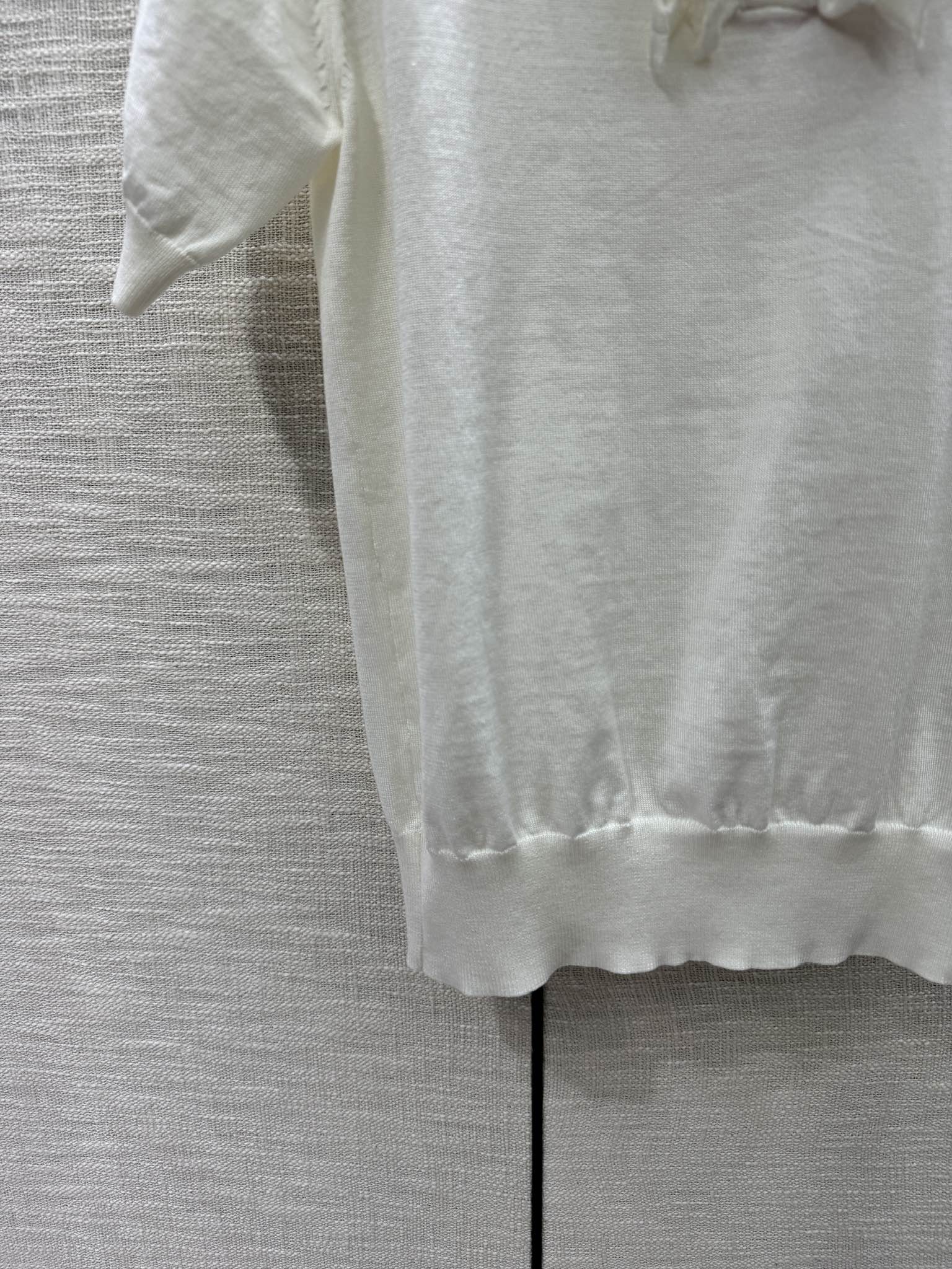 Miu Miu-2404 - Трикотажная футболка с коротким рукавом и воротником-поло с оборками, белая