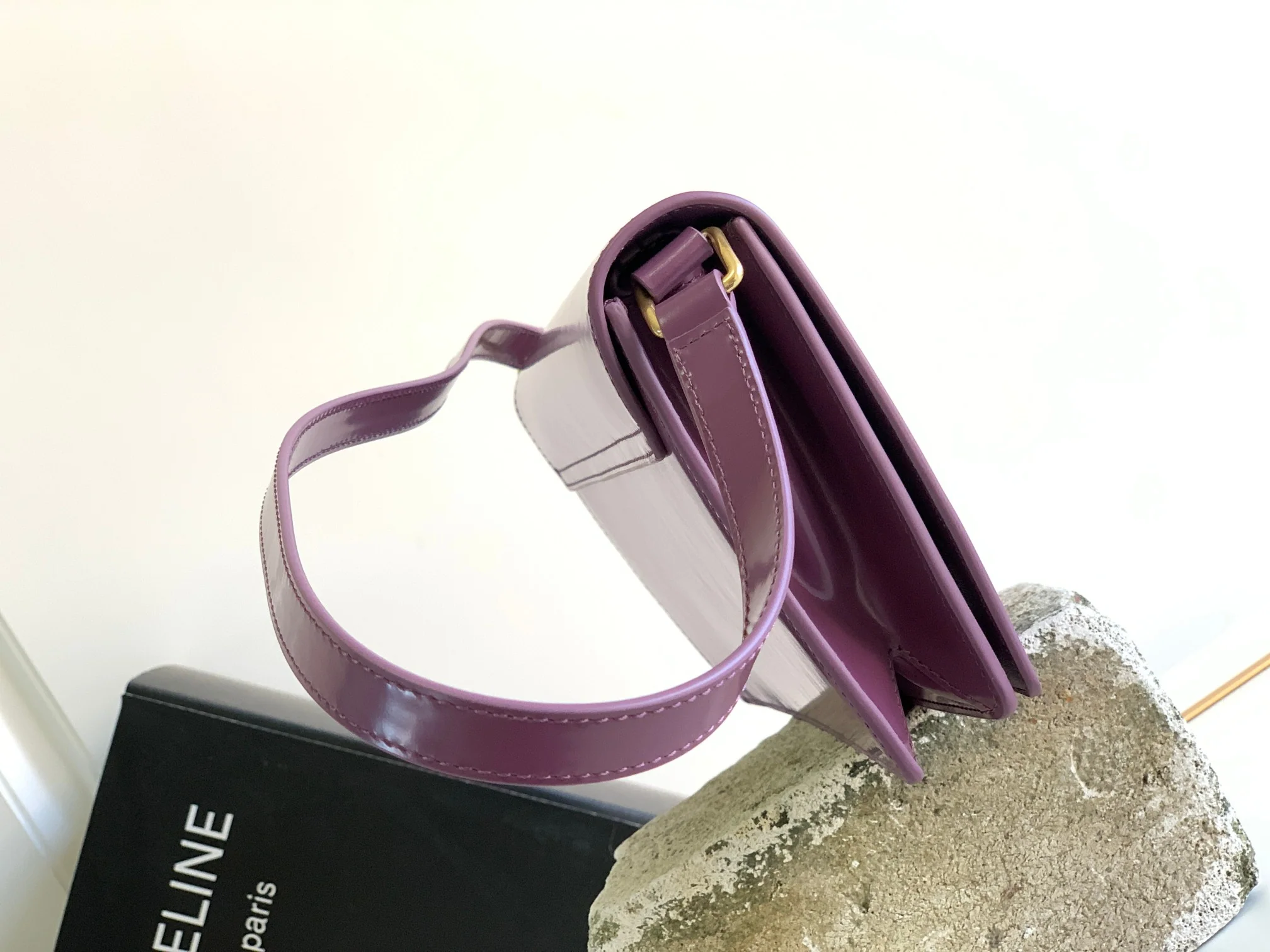 Сумка Celine Triomphe из глянцевой телячьей кожи с принтом под канвас - фиолетовая.