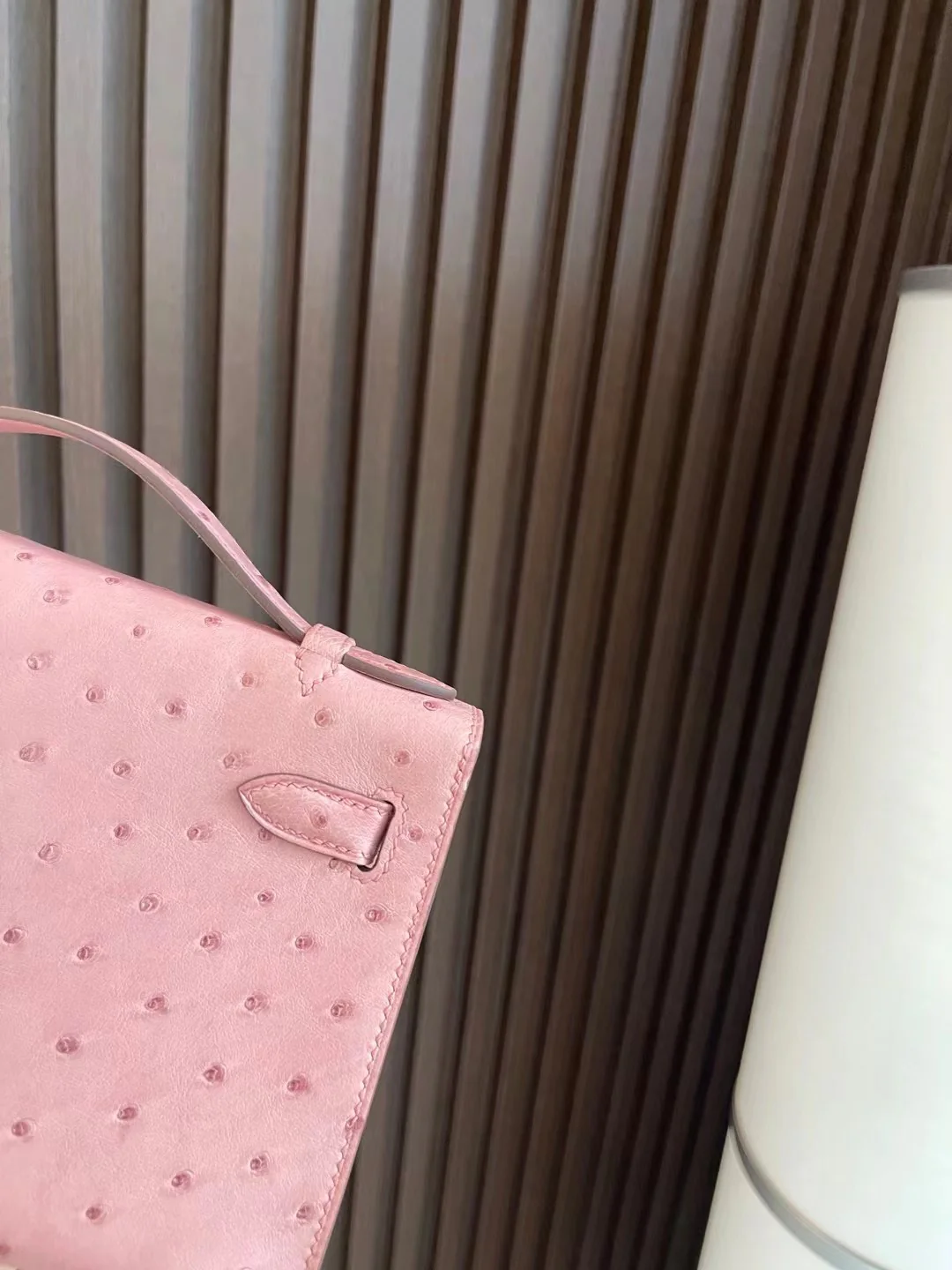 Миниатюрная пряжка Hermes Kelly 1-го поколения из страусиной кожи с керамическим порошком и золотым покрытием