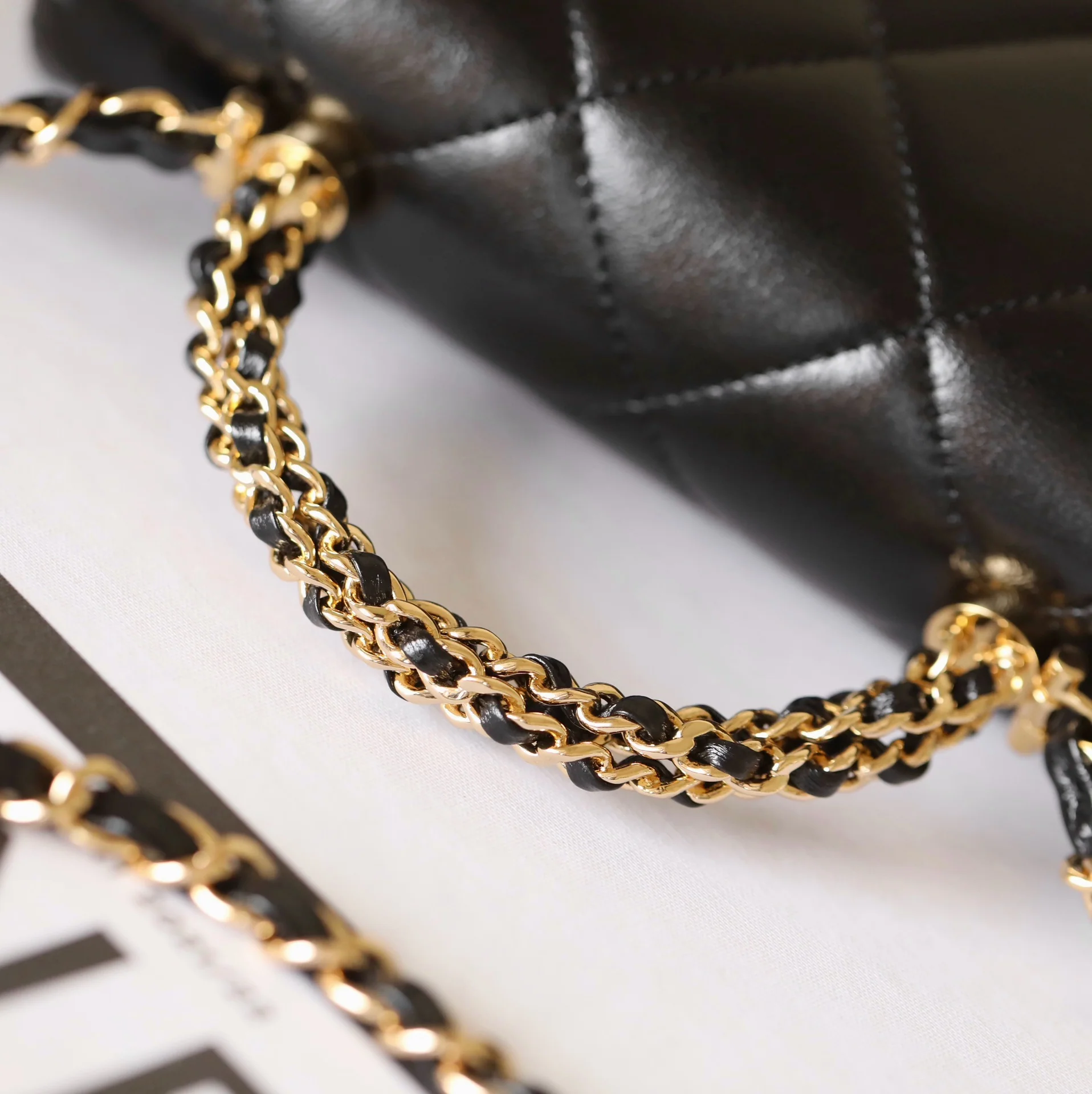 Маленькая черная сумка Chanel с клапаном и поворотной ручкой.