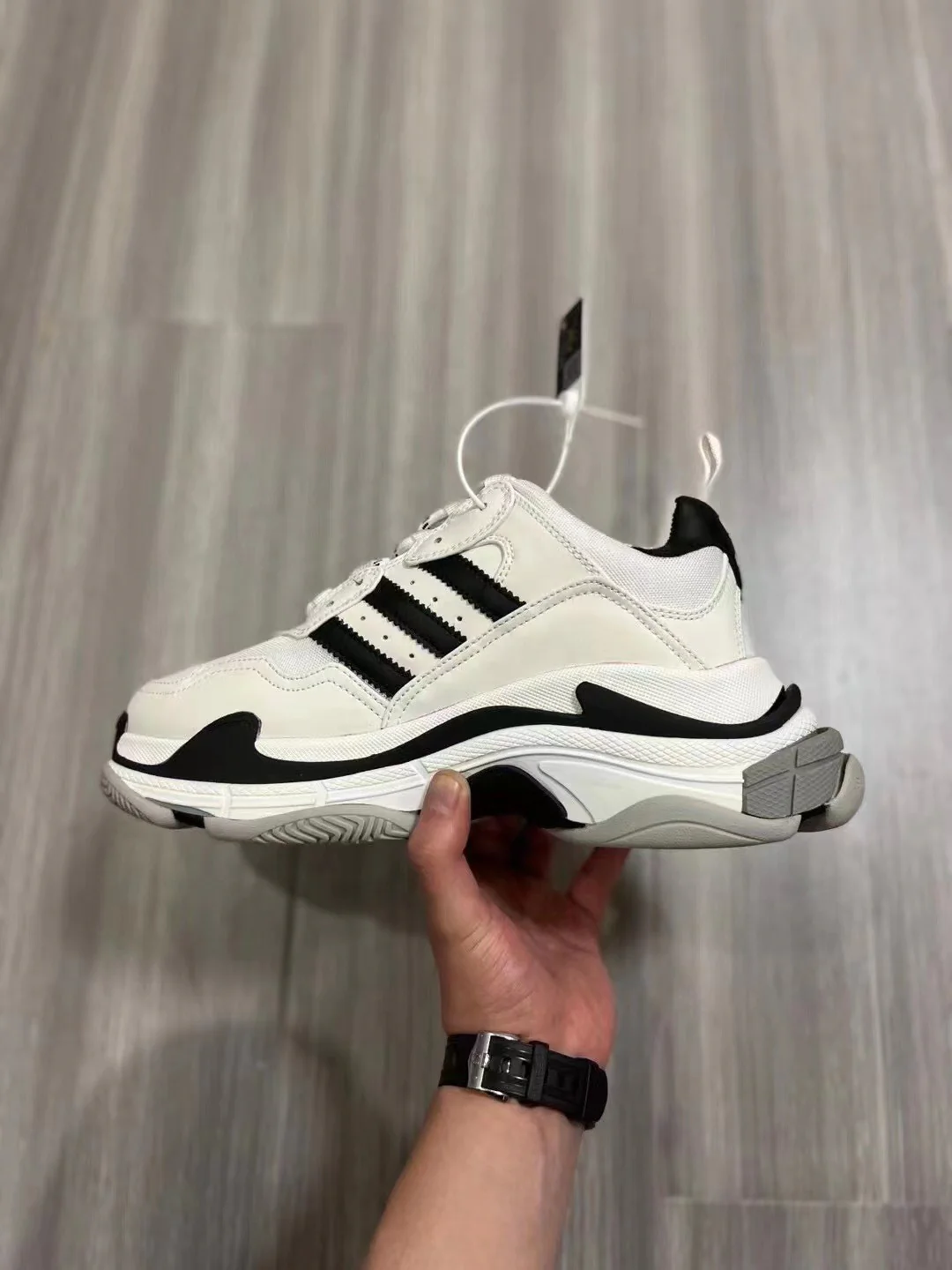 Повседневная обувь и кроссовки, созданные в сотрудничестве с Balenciaga.