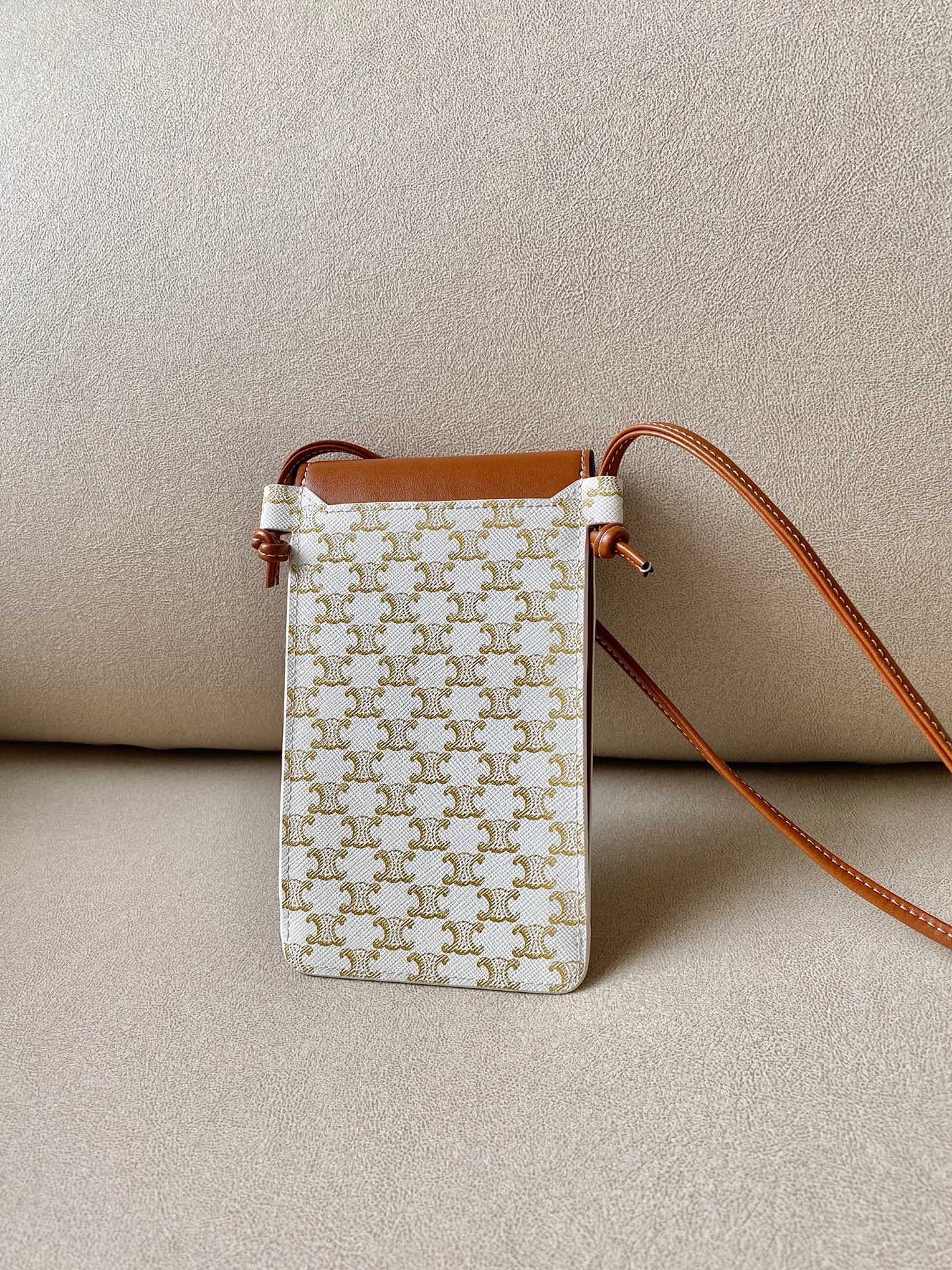 Celine 标志印花羊皮革翻盖手机包