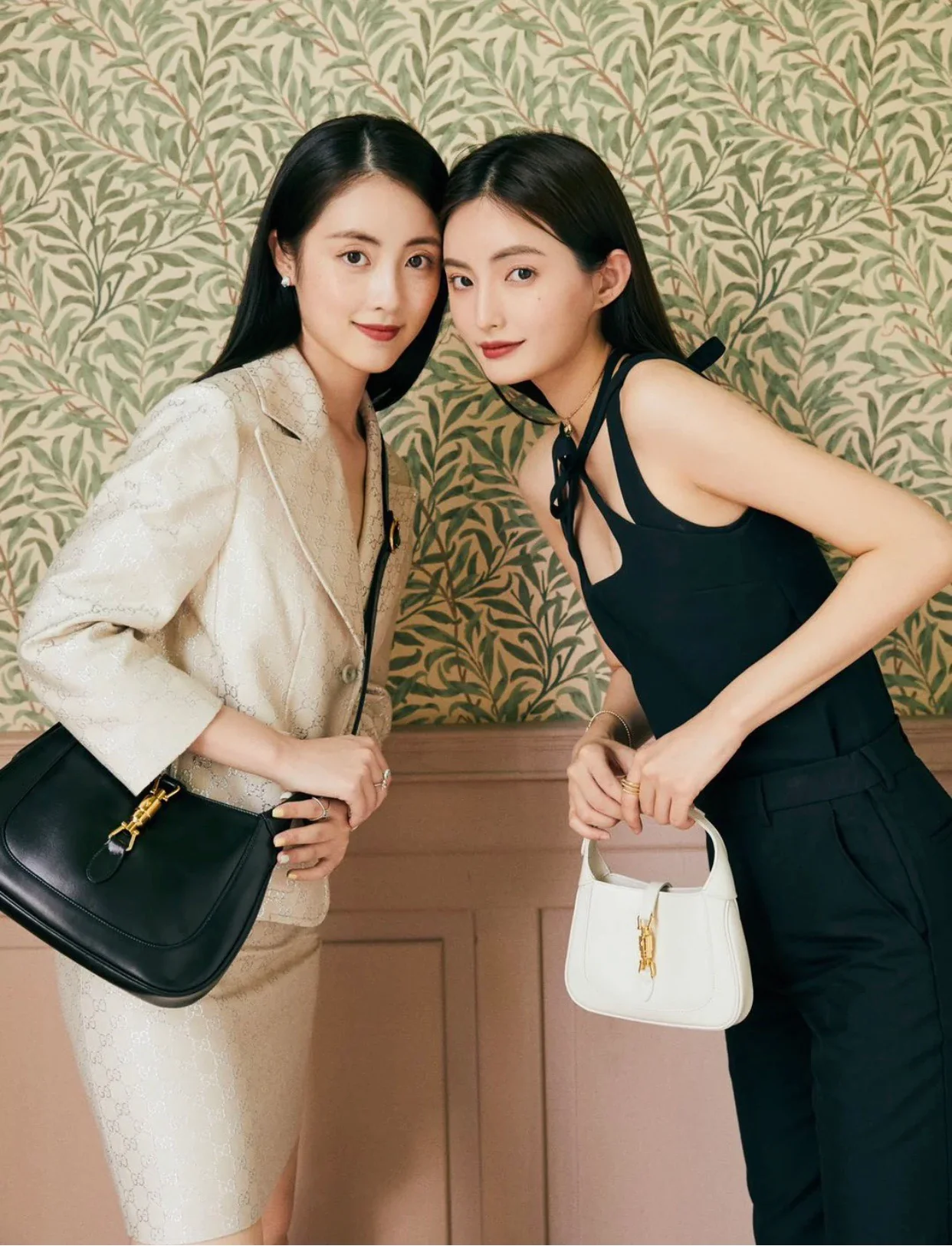 Опубликованы фотографии образа с курткой Gucci.