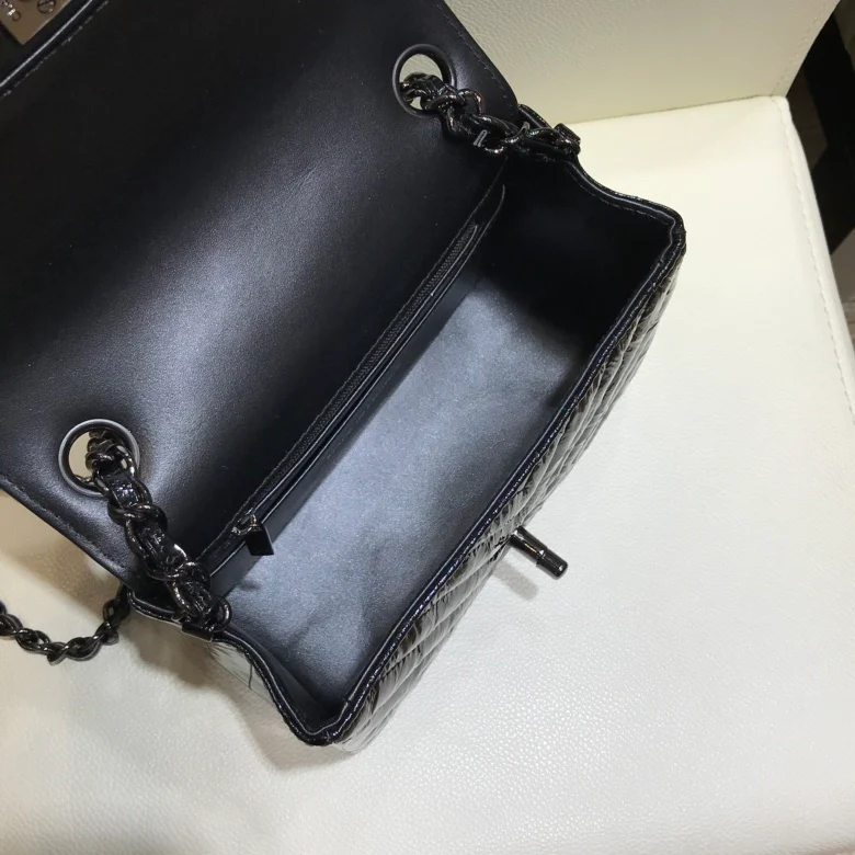 Коллекция Chanel Весна/Лето 2018 - Плиссированная металлизированная кожа - Телячья кожа - Сумка CF - 17 см - 1