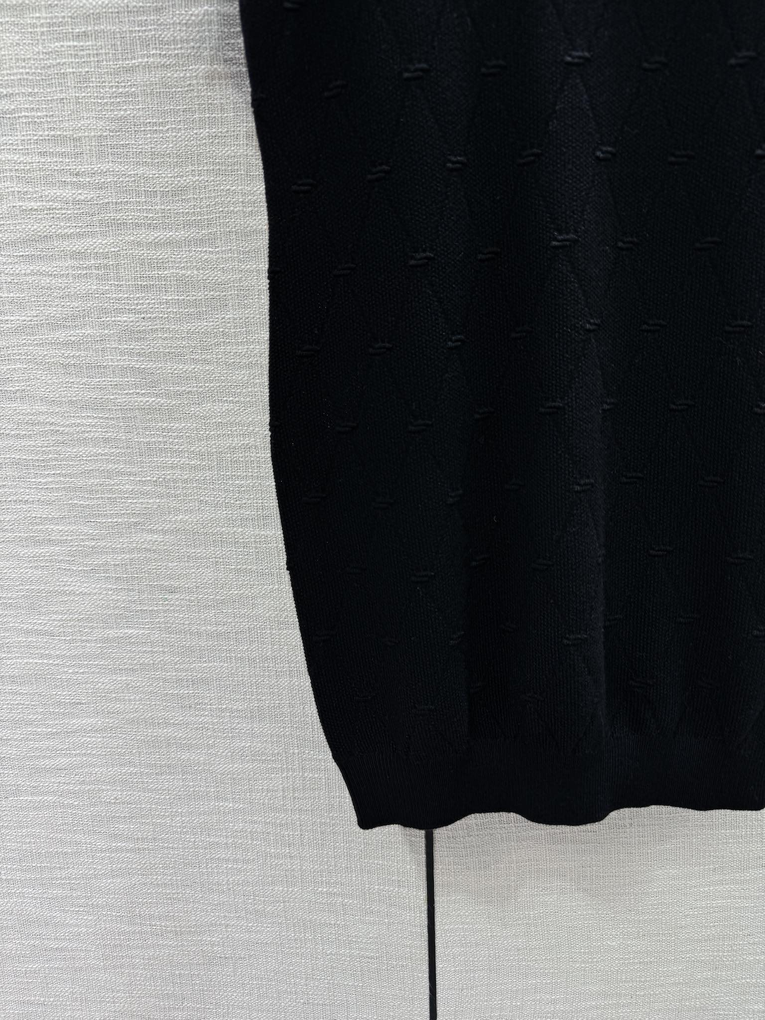 Новая коллекция Chanel Весна/Лето 2024: трикотажное платье с короткими рукавами и ромбовидным узором - Черное