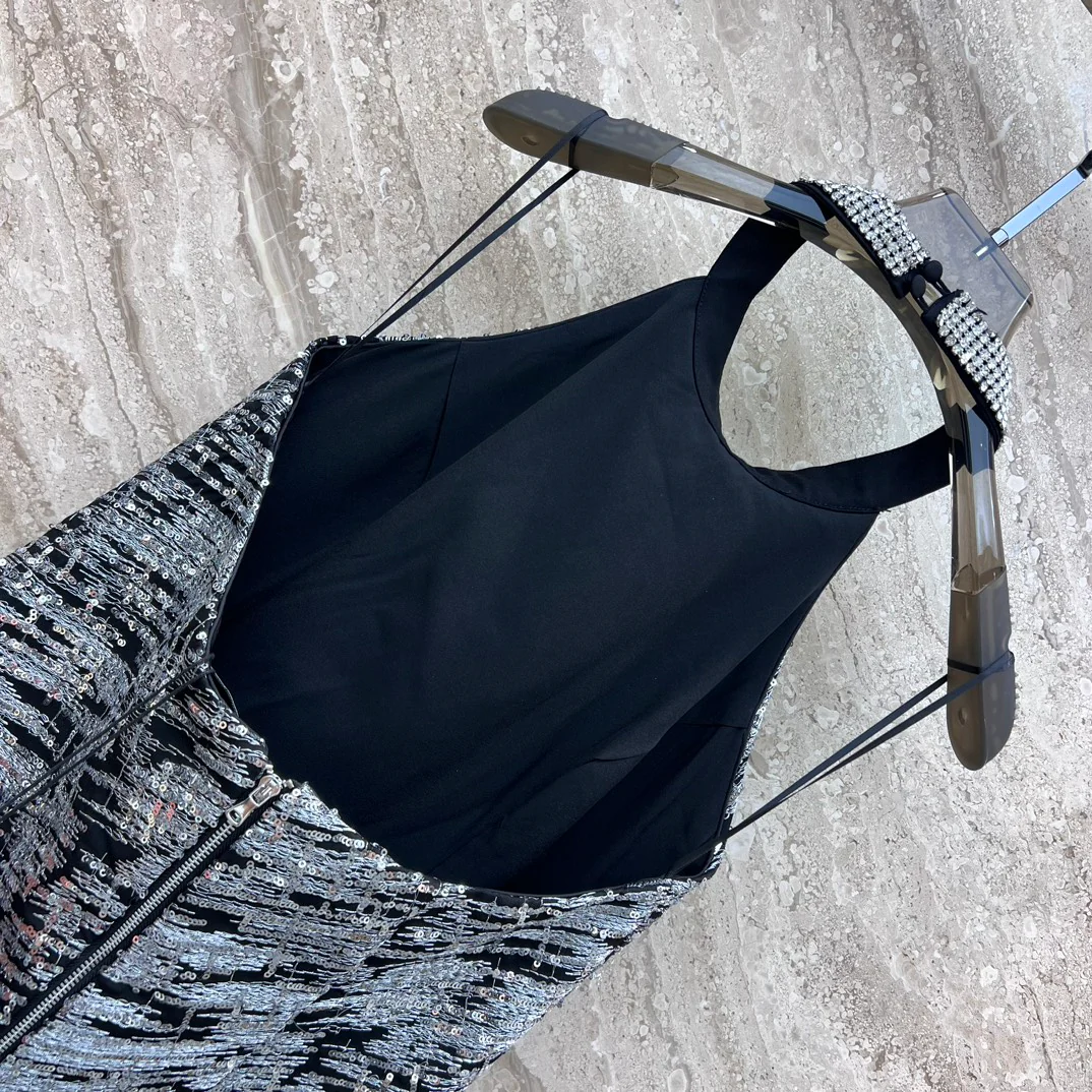 Miu Miu - 2404 - 24 Весна/Лето Новинка: Платье с воротником-стойкой и бретелькой через шею, украшенное стразами