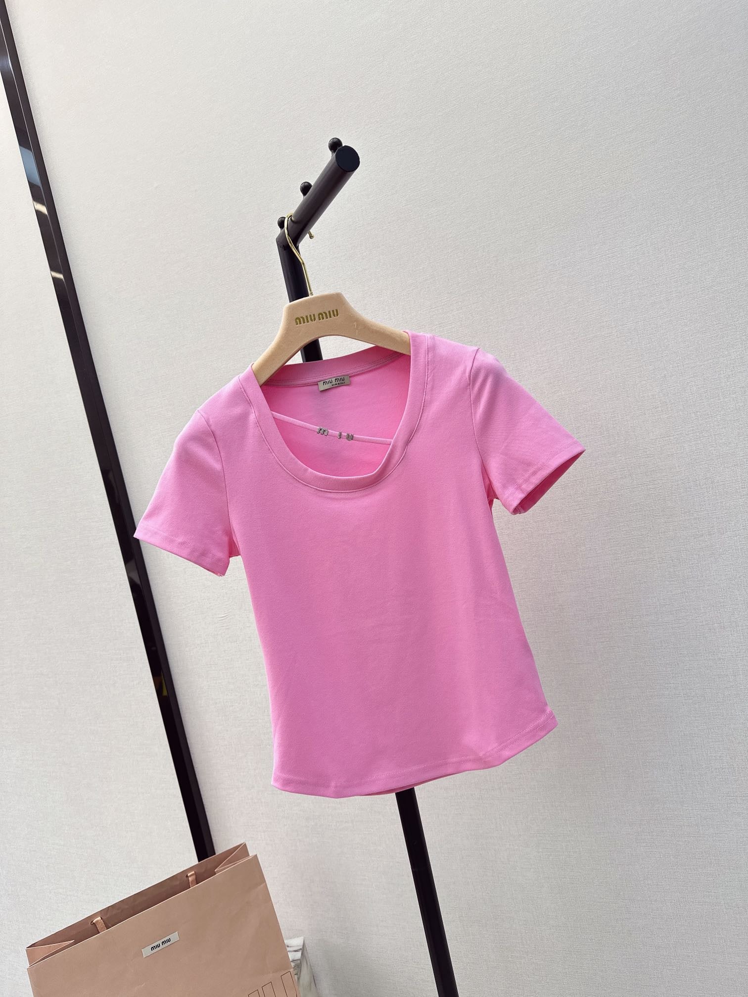 Miu Miu-2404 - Новинка весны/лета: футболка облегающего кроя с U-образным вырезом, розовая.