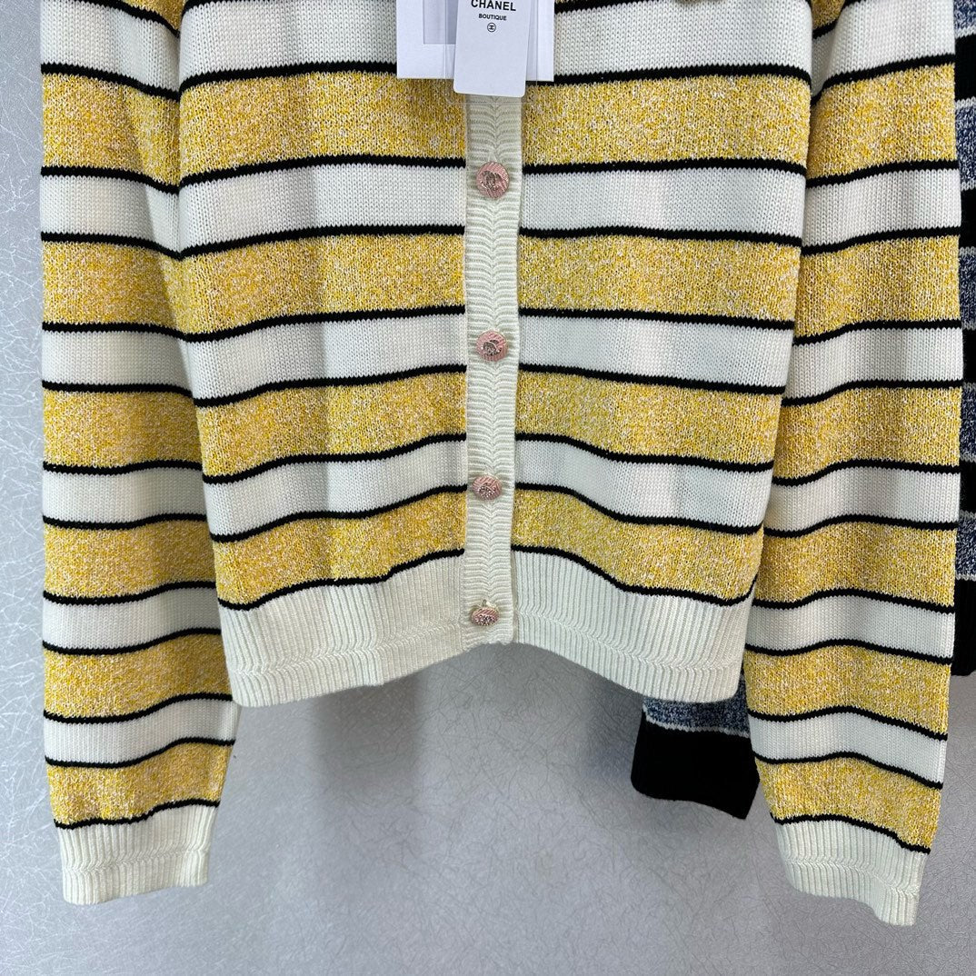 Роскошный кардиган Chanel с круглым вырезом и эмблемой, весна/лето 2024.