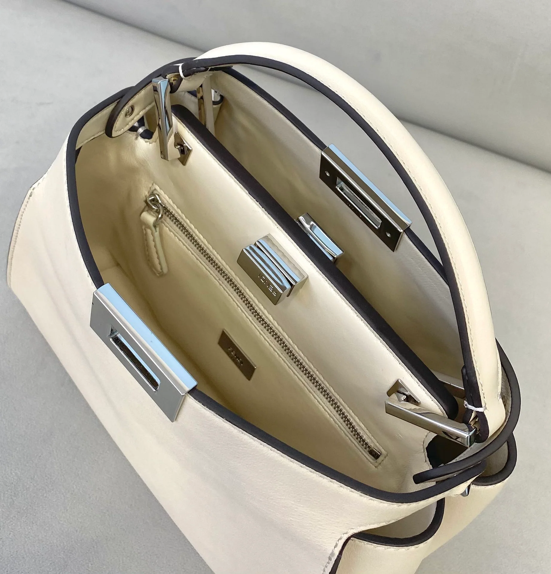 Маленькая белая кожаная сумка Fendi Peekaboo - 1