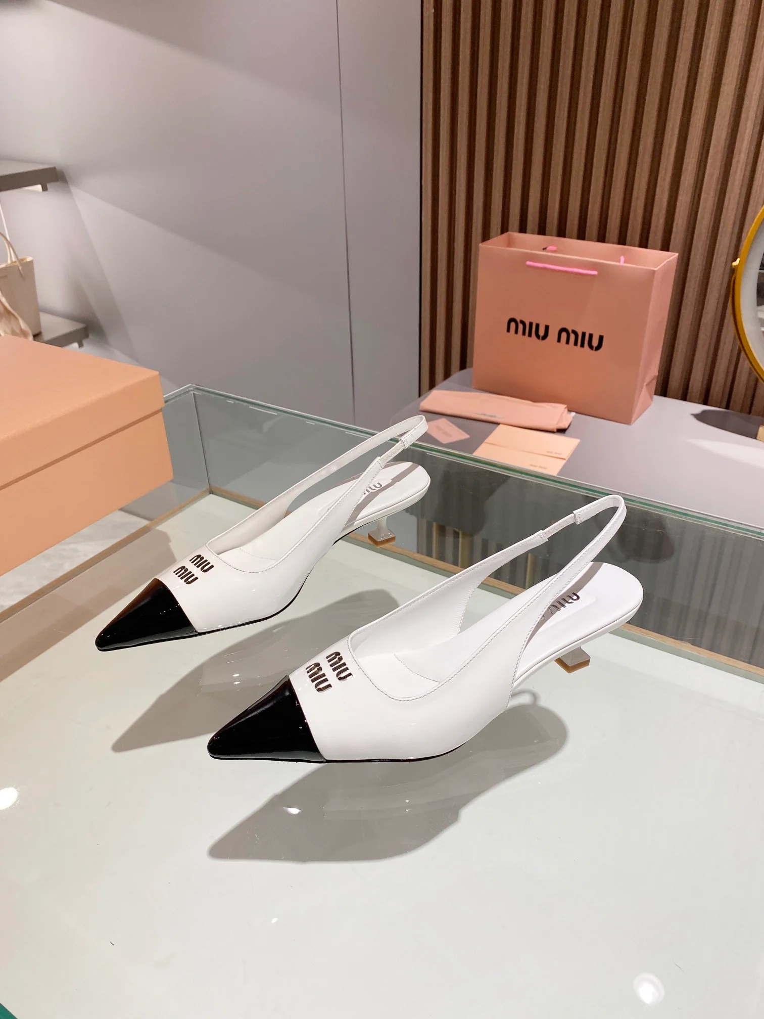 Новинка сезона весна/лето 2023 от Miu Miu - сандалии на низком каблуке с открытой пяткой