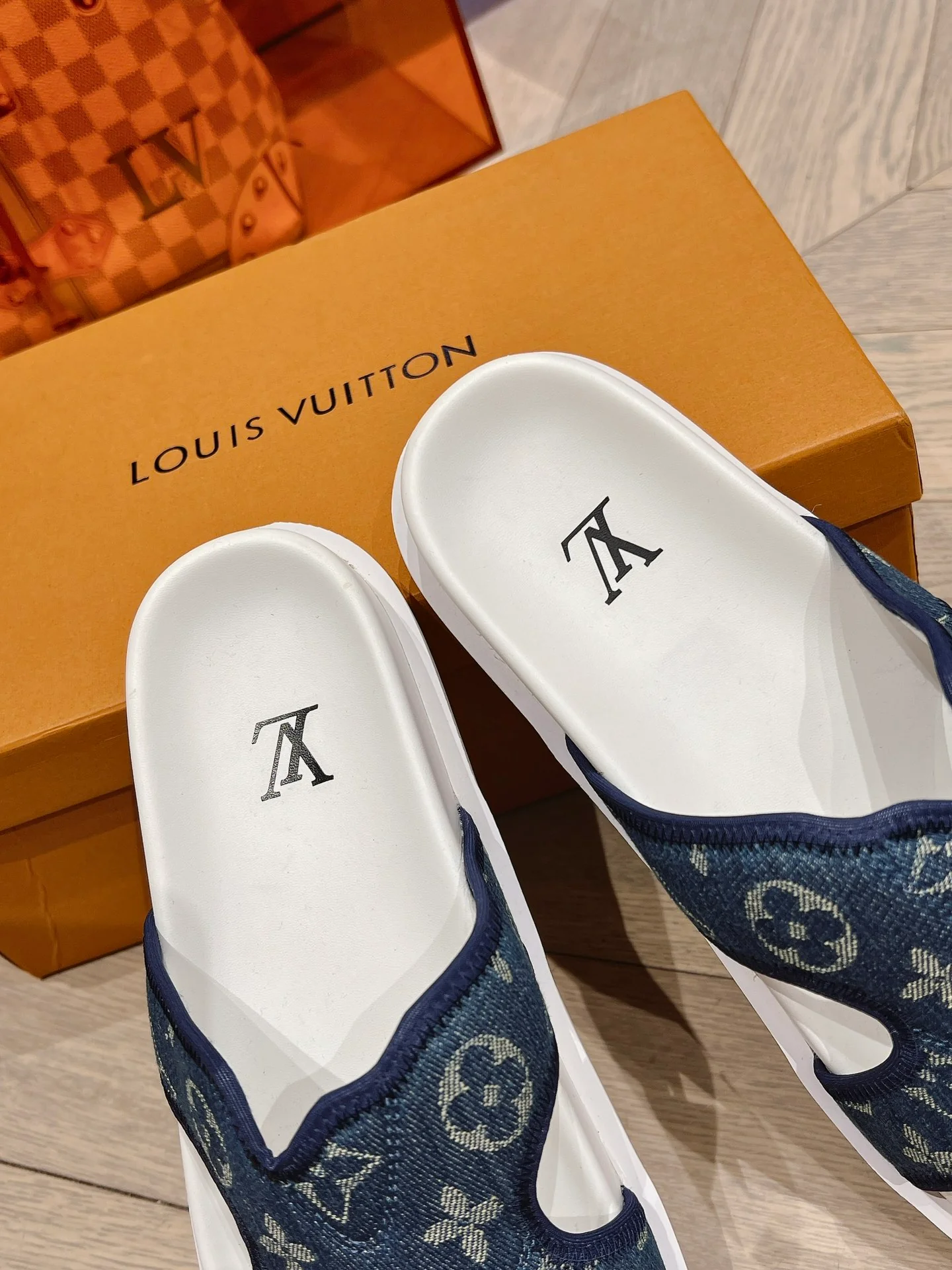 Новинка сезона лето 2023 от LV для мужчин - пляжные сандалии.