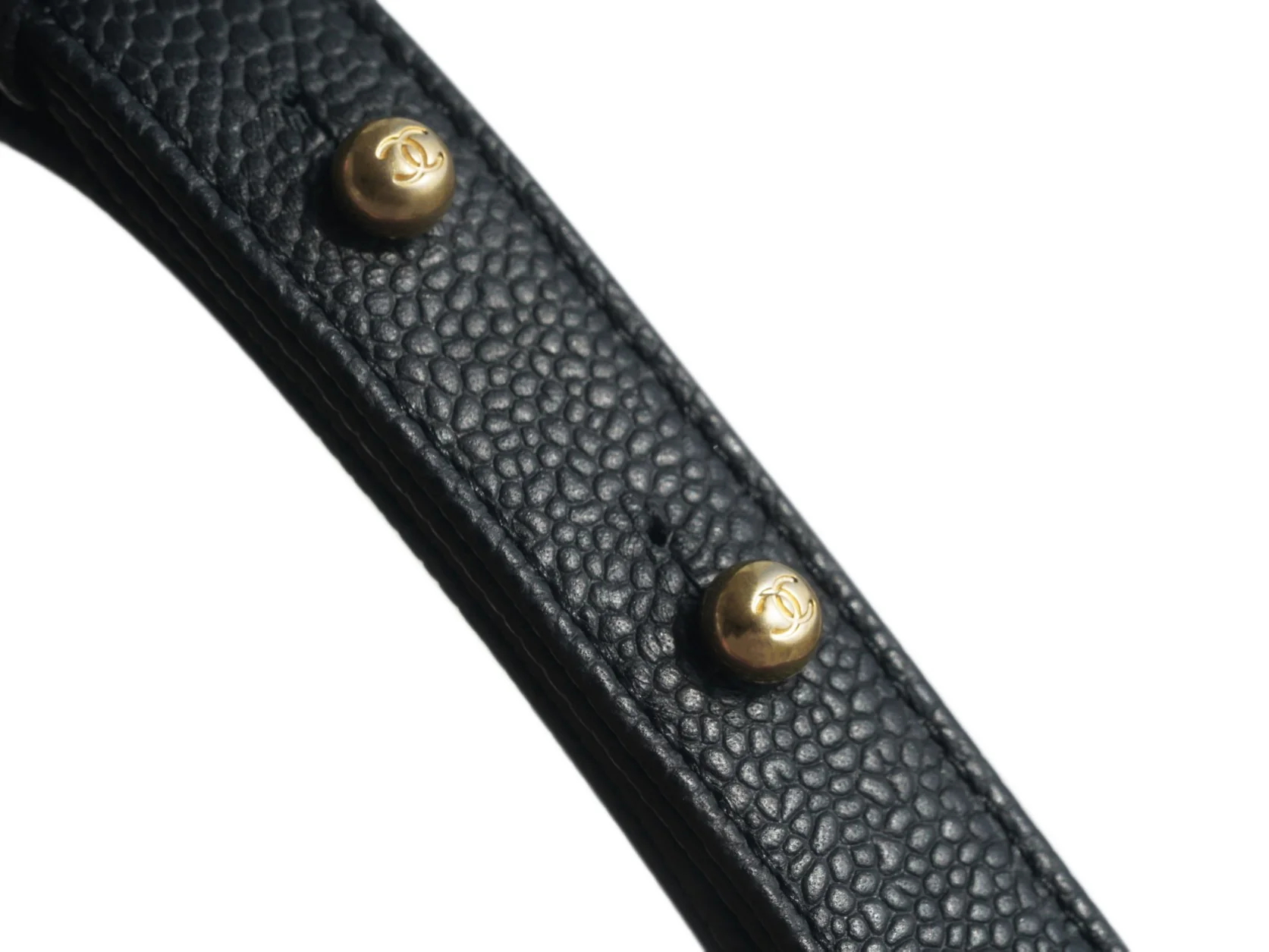 Часы Chanel Le Boy из коллекции Le Boy - из черной кожи личи с винтажной золотой пряжкой - 25 см