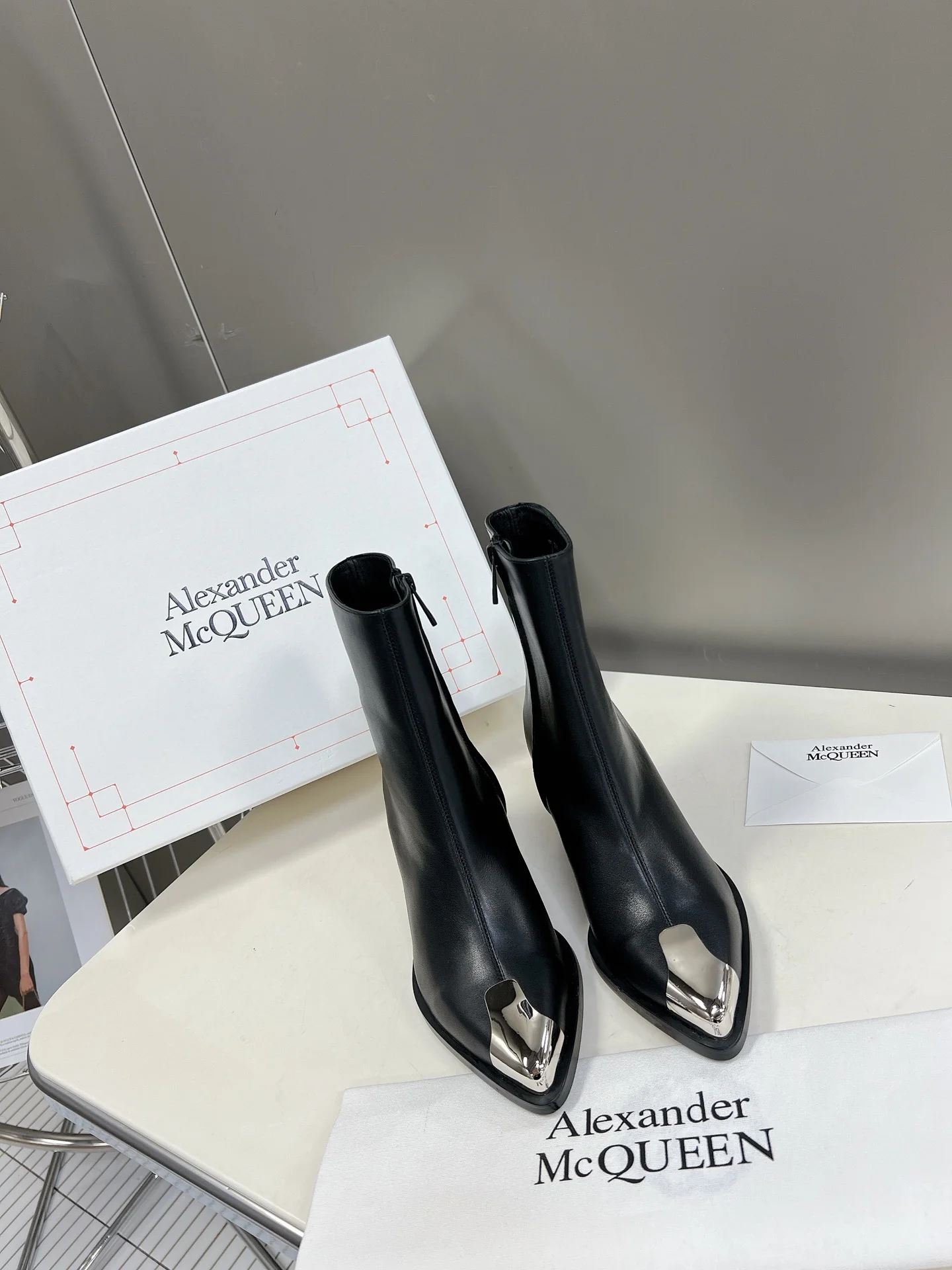 McQueen - Новинка сезона осень/зима 2023 - Ботильоны ?челси? с металлическим носком