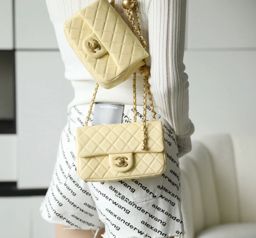 Chanel - Золотая сумка-клатч CF Flap Bag - Мини-версия в форме куриного желтка