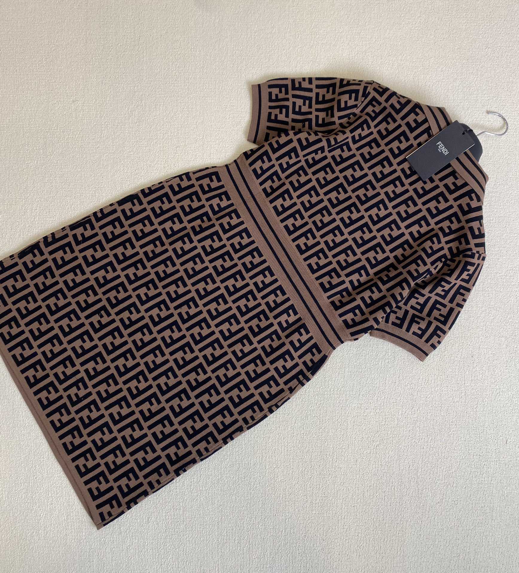 Fendi - 2403 - Новинка ранней весны: вязаное длинное платье с монограммой.