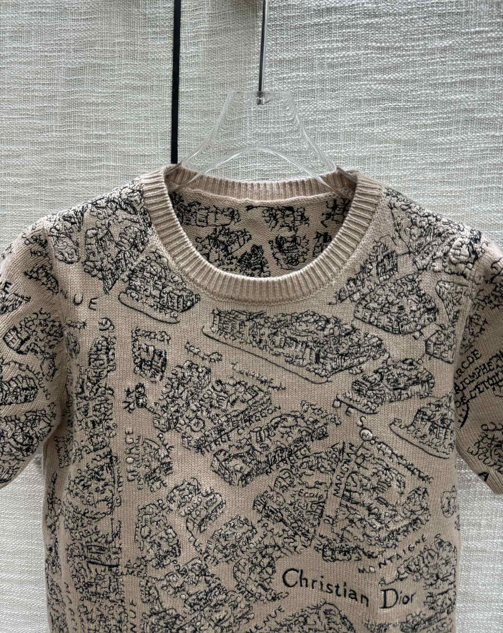 Dior - 2403-24 Ранняя весна. Новинка: карта Парижа. Цвет: орех. Трикотаж, короткий рукав.