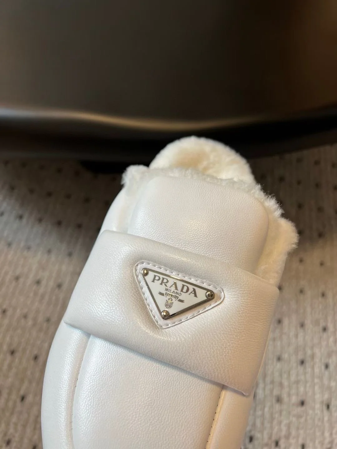 Новинка сезона осень/зима 2023 от Prada - Тапочки с объемным носком из овчины и меха - Белые