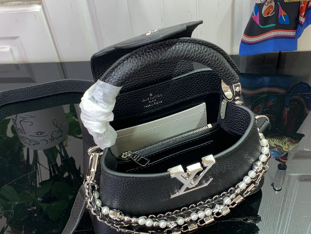 Миниатюрная кожаная сумочка LV Capucines с жемчужной цепочкой - черная