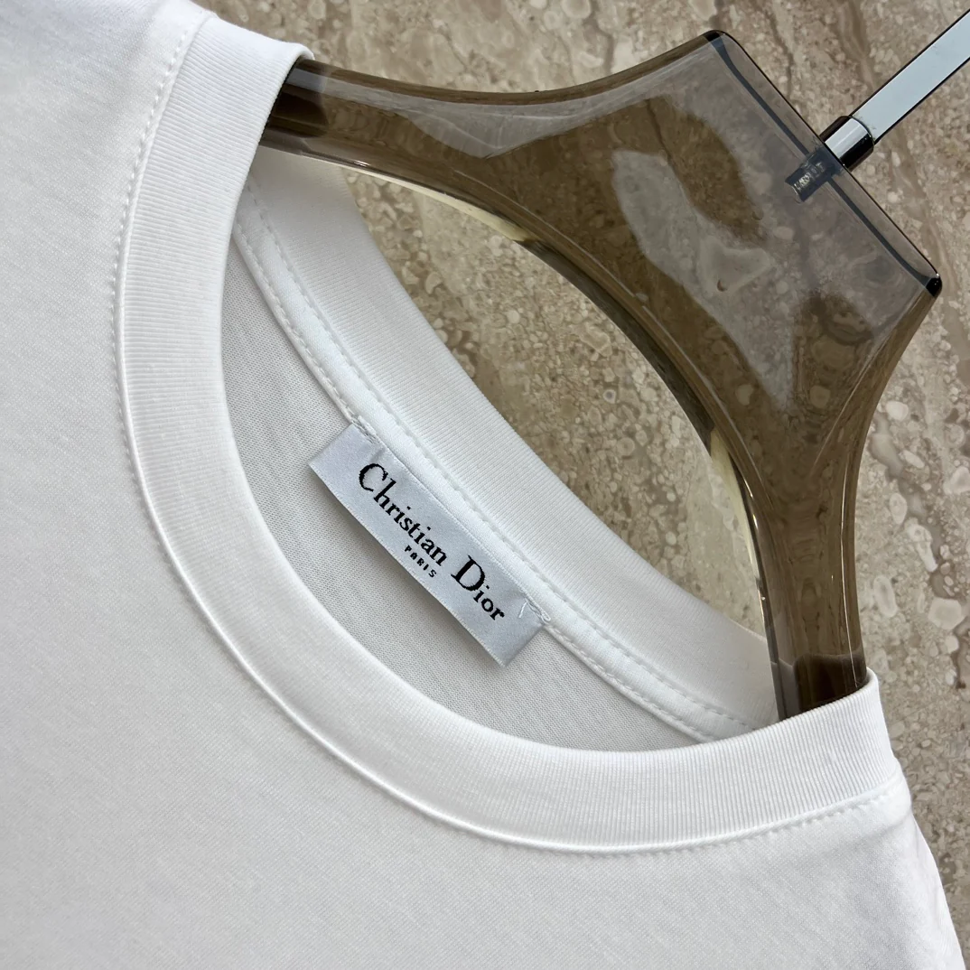 Новинка сезона весна/лето 2024 - Футболка с короткими рукавами и круглым вырезом, украшенная вышивкой в ??виде щенка - Белая