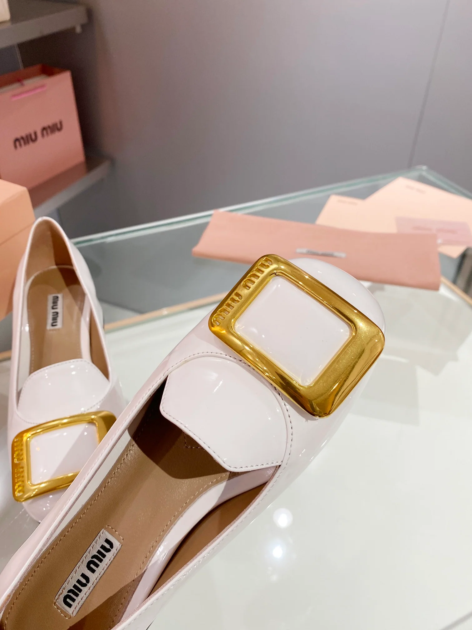 Новинка весны 2023 года от Miu Miu - Туфли на массивном каблуке с закрытым носком - Белые