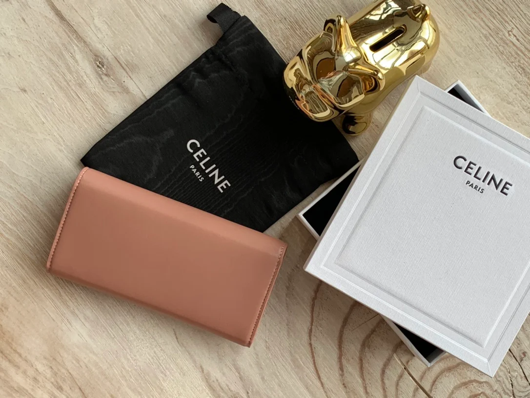 Celine TRIOMPHE 大号亮泽光滑羊皮革翻盖长夹